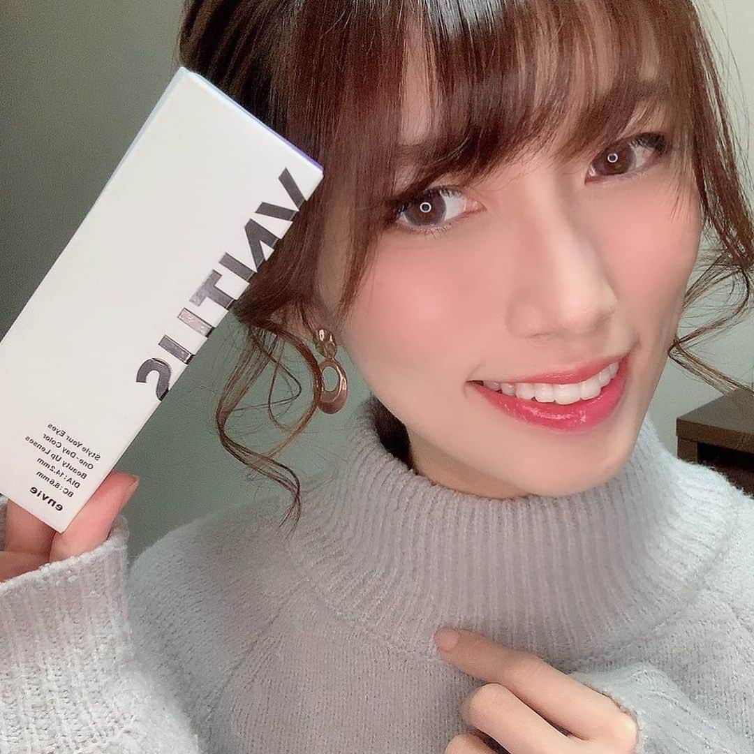 板野優花のインスタグラム：「先日GETしたカラコンの別色💓 『VNTUS』(ヴァニタス) カラーはENNUI✨ @vntus_official  ・ ブルー、パープル、グレーの3色が 絶妙なバランスで配色されてて こちらもナチュラルながら目が綺麗に見えるの☺️💓 ・ キレイめメイクとかスタイルの日に 特に合いそうだしブルベさんにも ピッタリなんじゃないかなぁ🙆‍♀️✨ ・ カラコンしてます！！みたいな 嫌らしい発色じゃないのがめっちゃいい🥰 度あり展開してるのも本当にありがたいー✨ ・ #VNTUS #ヴァニタス #カラコンレポ #カラコン #PR #メイク方法 #コスメ紹介 #コスメ好きな人と繋がりたい  #ナチュラルカラコン #ブラウンカラコン #度ありカラコン #アイメイク」