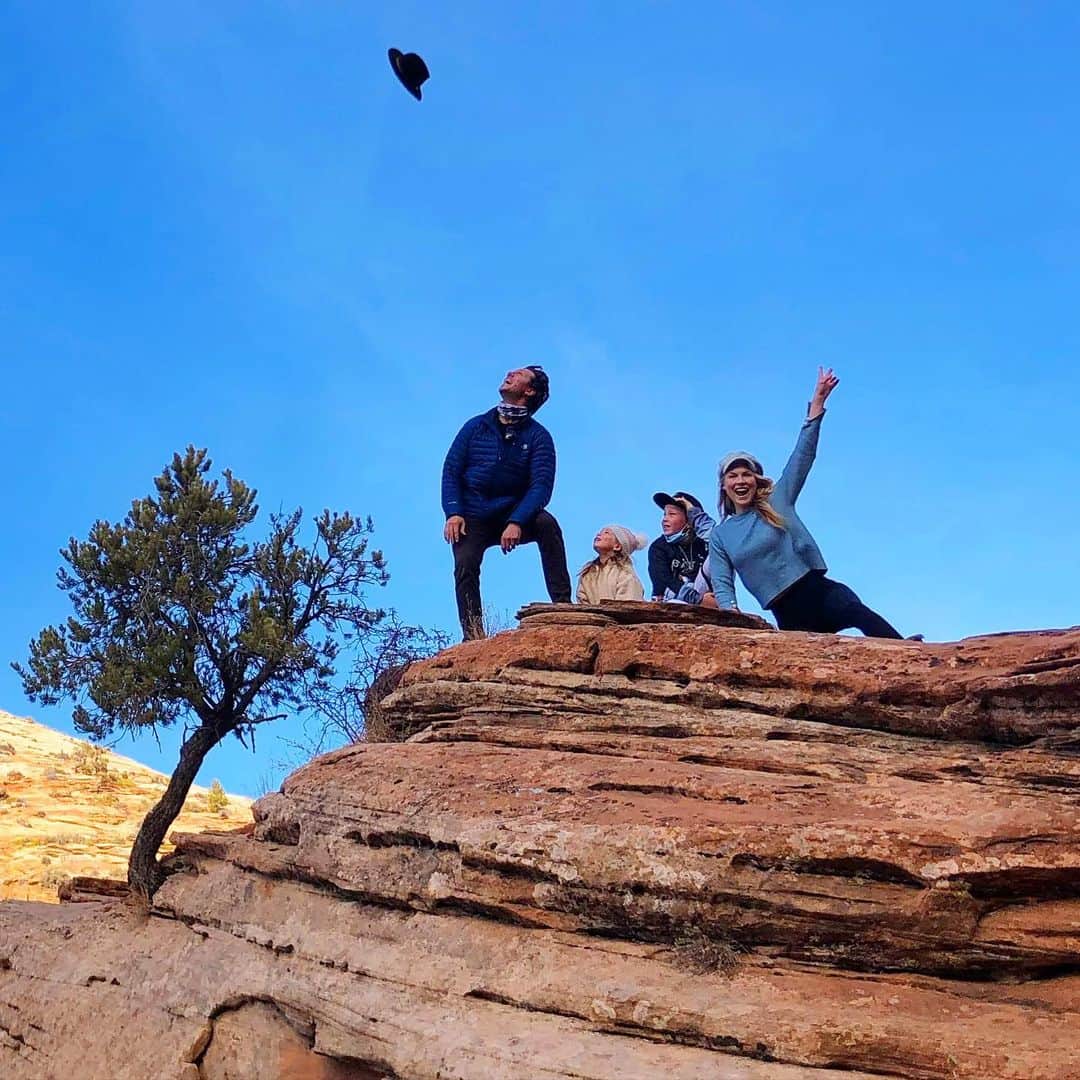アリ・ラーターのインスタグラム：「Jackpot! I definitely feel like I hit it when I am with my family in nature. What’s yours? 💕✨💕 PS- his hat hit me in the head!」