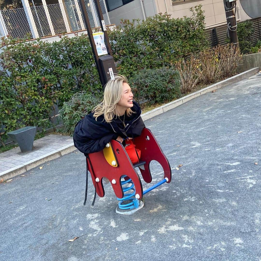 acaneのインスタグラム：「・ acaneになって6周年になりました！ ぱちぱち👏  21歳の今日、初めて acaneとして路上ライブをしました！  音楽を始めたのが21歳って、 周りと比べると遅かったから もうずーーーっと常に焦りがあったけど 今はやっと落ち着いて 音楽に向き合えてるし、 自分のやりたいことが明確になって 胸を張って音楽が仕事ですって言えます🥰  それもこれも応援してくれてる みなさんのおかげなので これからも末永くよろしくお願いします❤︎  この一年間、 ほんっとうに色んな方と出会って 悔しい思いもたくさんしたけど 音楽をしていてよかったと心から思いました。  大袈裟なことを言うけど、 「あかね」が何か迷ったとき、 「音楽をしてるacane」が いつも味方をしてくれてます。最高です。 何回もお風呂に入りながら 『音楽しててよかったな』と感じました。←  音楽を作る上で、 ある意味自己満にもなります。  売れなくてもいいから自分が好きな曲をやりたい という気持ちもそれでもいいと思うけどあかねは違う  人それぞれ自由ですが、 acaneはみんなに必要とされる音楽を届けたい。  なので聴いてくれるみんなが 何よりもacaneには必要です。  これからも色んな楽しいことを 届けていくので仲良くしてくれると嬉しいです！！！！  長くなった、ごめん！おわり🥰  acane」