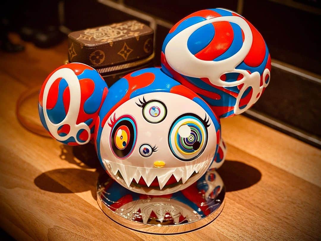 呉建豪のインスタグラム：「You make me smile... arigato   @takashipom  @perrotinstore  @galerieperrotin  @belowground.hk  #MeltingDOB」