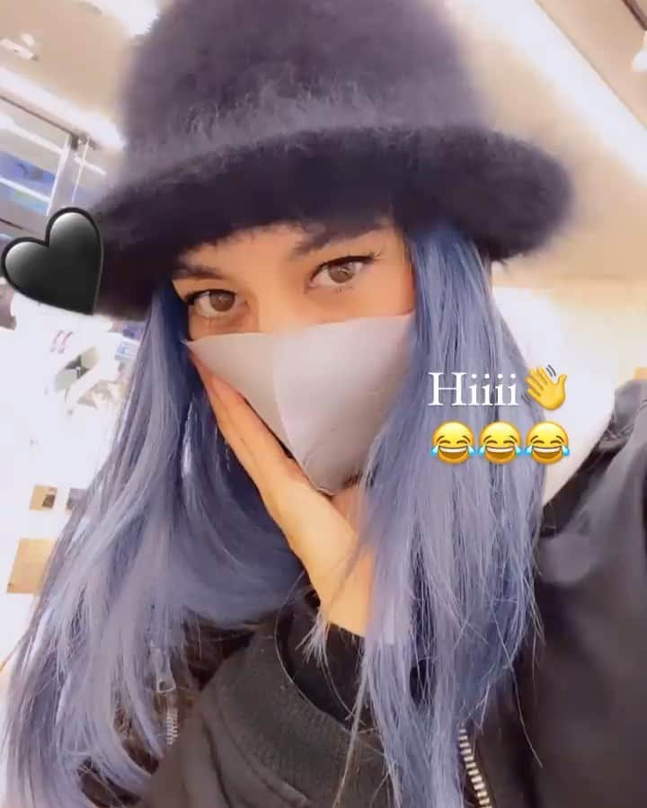 MiChiのインスタグラム：「Playing around with hair colour changing filters is my highlight so far in 2021. 😂 How is everyone doing so far? Just checking in 💞💞💞 We are in a kind of ‘Lock down’ here in Tokyo, how is it in the rest of world? 🌍  髪の色を変えてくれるフィルターで遊ぶことが最近のブーム。笑 １都３県また緊急事態行動?がでましたが、みんなは元気に過ごしてるかな？メンタルのケアはしっかりできてるかな？🖤🖤🖤 #tokyo#haircolor」