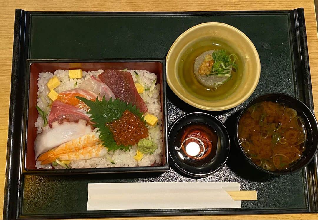 宮崎うまか茶町店のインスタグラム：「こんにちは、鮨べろ梅田茶屋町店です。  本日よりお得なランチセット始めました♪ 12時から16時までやっていますのでご来店お待ちしています！  #鮨べろ #鮨 #寿司 #握り寿司 #食スタグラム #飲酒タグラム #寿司スタグラム  #インスタグルメ #グルメ部 #居酒屋 #居酒屋巡り #居酒屋ごはん #ネオ大衆酒場 #ダサレモンサワー #レトログラス」