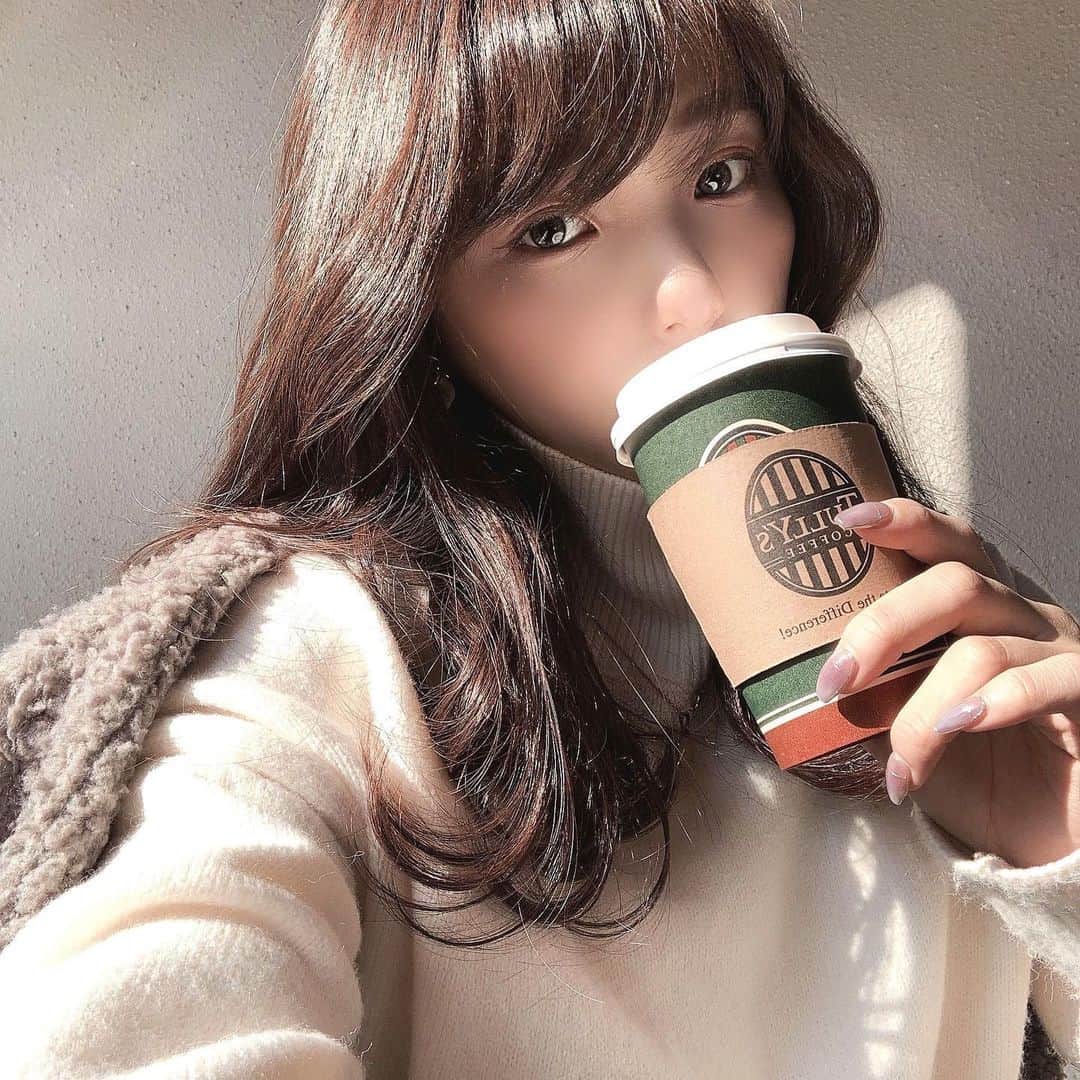 のインスタグラム：「ㅤ ㅤ ㅤ 最近マツエクはじめたの👀♡♡ ㅤ ㅤ ざっと5〜6年ぶり？くらいのマツエク 写真に撮るとわかりにくいんやけど 肉眼でみたらお目目がキラキラだよ🤩✨ ㅤ ㅤ ㅤ 出産に向けてお顔をアップデートしとかな〜思て ㅤ ㅤ ㅤ ㅤ お願いしたのはまゆさん @halte_eyelash のところ〜◡̈︎* ㅤ ㅤ 形とか長さだけ決めてほぼお任せで つけてもらったんやけど まつ毛の量とか調節しながら毛の種類まで変えてくれて めちゃくちゃ綺麗につけてくれたから もうまゆさんのところに決めた✨✨✨ ㅤ ㅤ ㅤ ㅤ マツエクのお手入れわからんすぎて まゆさんのところで マスカラとトップコートも お持ち帰りしたんやけど ㅤ ㅤ めっちゃいいから載せとこう✨✨✨ ㅤ ㅤ ㅤ ㅤ ㅤ ㅤ #マツエク #まつげエクステ」