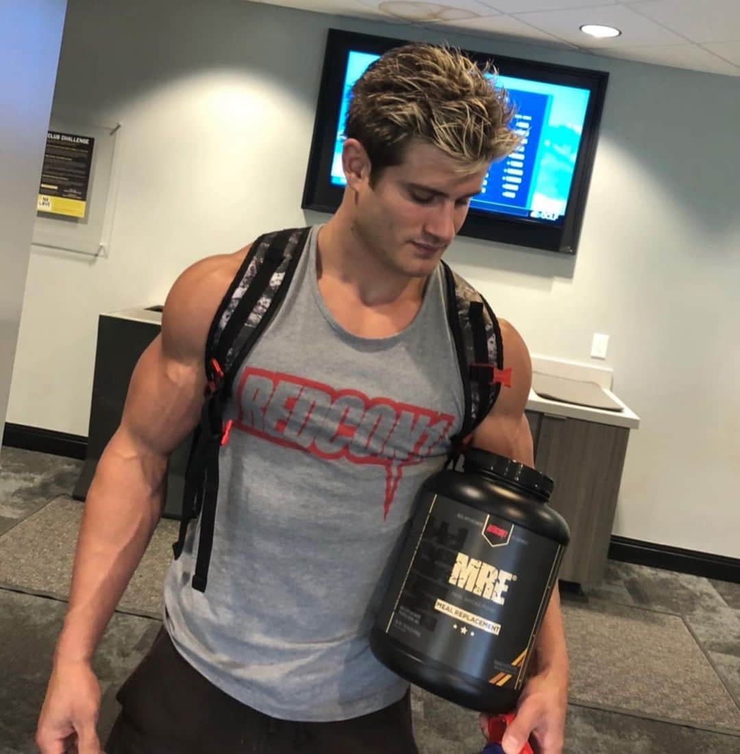 セージ・ノースカットのインスタグラム：「If you workout then you’ve got to get the best supplements from @redcon1 today while they’re 30% off! Their weekend deal just went live so Click the link in my bio and swipe to see what they’re giving away for FREE」
