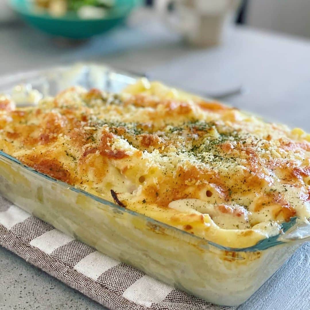 杉山由紀子のインスタグラム：「料理教室❤ * エリー宅で、 わかちゃんのお料理教室✨✨ * マカロニ、フリットを♫ * 初めてホワイトソースから作りました(笑) いつも全部ぶっこんでしまっててすみません(笑) * * #マカロニ #フリット #料理教室 #料理 #cook #ホワイトソース #おうちごはん #自炊」