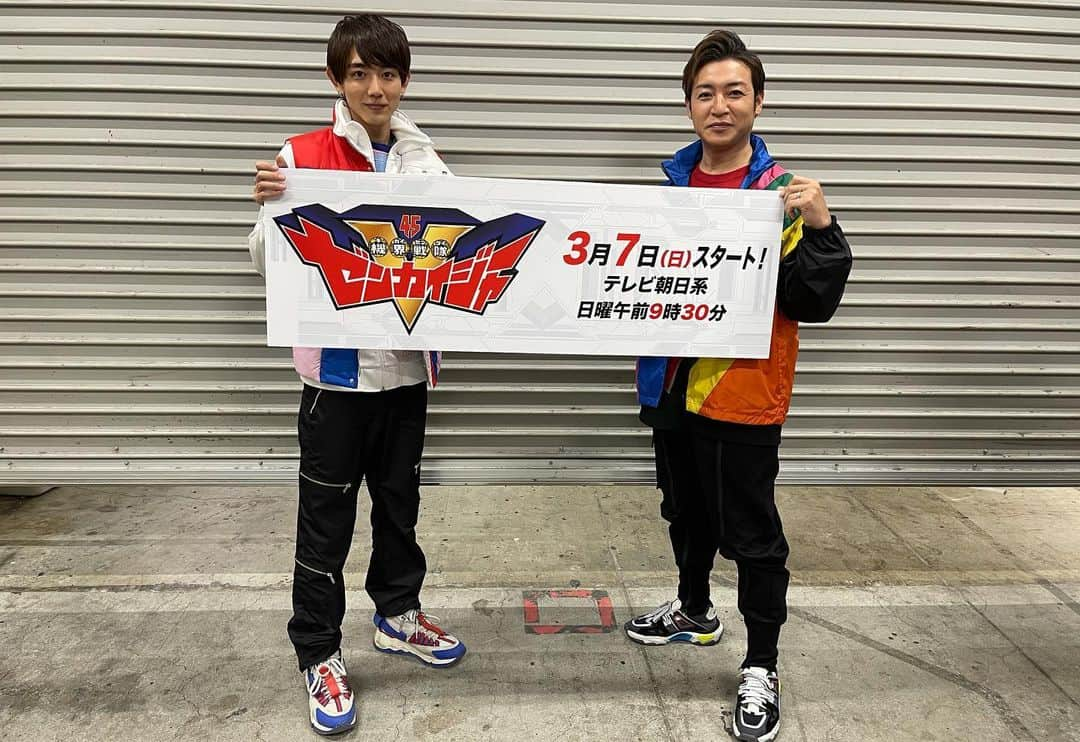 つるの剛士さんのインスタグラム写真 - (つるの剛士Instagram)「スーパー戦隊シリーズ新作  主題歌を歌わせて頂きました！  1975年、 スーパー戦隊ヒーロー誕生と同じく人生45年、 数々のヒーローに携わらせて頂きオトコ冥利に尽きます。  いつかこんな未来がくることを、 あの時夢見た幼き自分に教えてやりたい。  いや、今夢見る幼きちびっ子達には教えられる！！！  なにかと垣根が多いこんな時代、 ヒーローに垣根や境はカンケーねえ！  そんな想いを胸に、 全力全開、汗ダクで歌わせて頂きました。  スーパー戦隊シリーズ第45記念作 『機界戦隊 ゼンカイジャー』  全力全開ーーーーーッ！！！！  @zenkaiger_toei  ‥あとは仮面ライダーか。。  GO！バイク王！！笑  3月7日(日)テレビ朝日系 日曜あさ9時30分スタート #機界戦隊ゼンカイジャー　  #ゼンカイジャー　#東映　#スーパー戦隊シリーズ #全力全開ゼンカイジャー #特撮　#tokusatsu #japanesehero #渡辺宙明　#大石憲一郎 #仮面ライダー #乗るのたの士 #こんな時代だからこそ #ヒーローに垣根は無い #ウルトラマンダイナ #ダイナマン #しゃっちょが羨ましい  #越境ヒーロー」1月15日 13時08分 - takeshi__tsuruno