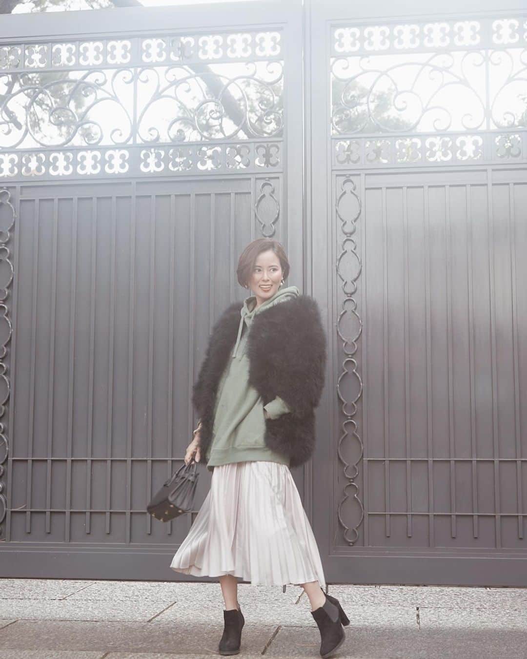 工藤万季さんのインスタグラム写真 - (工藤万季Instagram)「再入荷します🌛💖  ▶︎ オーガニックコットンパーカー ▶︎ オーガニックコットンパンツ ▶︎ サーマルフレアワンピース  カジュアルなアイテムも女性らしいスタイリングを楽しんでほしい♡  いつまでも着飾る楽しさを忘れないでファッションも楽しもう♡  これからはたくさん服を持つのではなく、長く着られて、お肌にもいいものを。  @lharmonie_jp は 💎肌にいいもの 💎長く着られるとの 💎女性らしいライン  こだわりを詰め込んでます。  今回のカジュアルラインも メンズっぽくなりすぎず、 ラフ感の中にも女性っぽさを入れ込んでます。  数は少ないですが、 土曜日12時に再入荷しますので ぜひストアを覗いてみてください🌜✨  春にも大活躍するアイテムばかりだよ〜💕 .  #天然素材#おしゃれ#天然素材の服 #天然素材#エシカルファッション#サスティナブルファッション#リネンワンピース#リネン#リネンコーデ#大人コーデ #大人綺麗 #ママファッション#雑誌VERY #マタニティ#マタニティファッション#マタニティライフ#マタニティコーデ#妊娠7ヶ月#妊娠8ヶ月#妊娠9ヶ月#妊娠20週#妊娠中#カジュアルコーデ大人可愛い #カジュアルファッション#イエベ秋コーデ #イエベ秋」1月15日 13時08分 - makikudooo