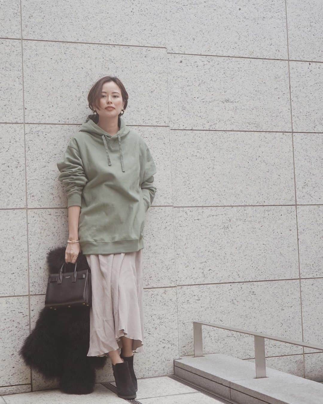 工藤万季さんのインスタグラム写真 - (工藤万季Instagram)「再入荷します🌛💖  ▶︎ オーガニックコットンパーカー ▶︎ オーガニックコットンパンツ ▶︎ サーマルフレアワンピース  カジュアルなアイテムも女性らしいスタイリングを楽しんでほしい♡  いつまでも着飾る楽しさを忘れないでファッションも楽しもう♡  これからはたくさん服を持つのではなく、長く着られて、お肌にもいいものを。  @lharmonie_jp は 💎肌にいいもの 💎長く着られるとの 💎女性らしいライン  こだわりを詰め込んでます。  今回のカジュアルラインも メンズっぽくなりすぎず、 ラフ感の中にも女性っぽさを入れ込んでます。  数は少ないですが、 土曜日12時に再入荷しますので ぜひストアを覗いてみてください🌜✨  春にも大活躍するアイテムばかりだよ〜💕 .  #天然素材#おしゃれ#天然素材の服 #天然素材#エシカルファッション#サスティナブルファッション#リネンワンピース#リネン#リネンコーデ#大人コーデ #大人綺麗 #ママファッション#雑誌VERY #マタニティ#マタニティファッション#マタニティライフ#マタニティコーデ#妊娠7ヶ月#妊娠8ヶ月#妊娠9ヶ月#妊娠20週#妊娠中#カジュアルコーデ大人可愛い #カジュアルファッション#イエベ秋コーデ #イエベ秋」1月15日 13時08分 - makikudooo