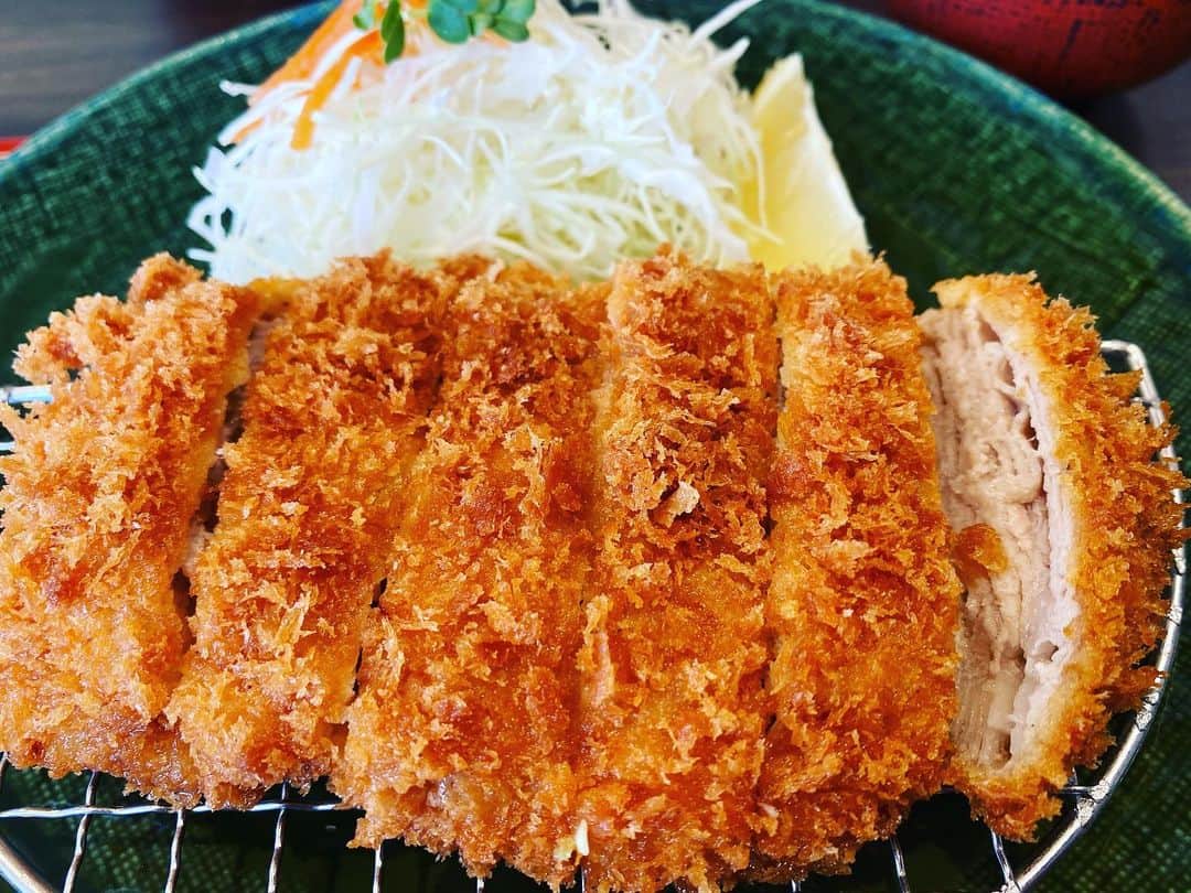 のインスタグラム：「三島のかつ銀で、かさねかつランチ。美味しい！名古屋からソーシャルディスタンシング移動中に三島に寄って。#ひとりで黙々と食べる」