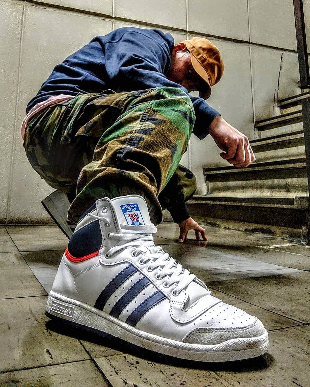 レイザーラモンRGさんのインスタグラム写真 - (レイザーラモンRGInstagram)「2019年発売のadidas top ten 40th anniversary です。1979年に誕生したtop tenはリック・バリーをはじめ当時のNBAトップ選手10人の意見を参考にして作られたモデルですが、改めてその機能性に驚かされます。一番は爪先。指が曲げやすいのにシワになりにくい。DUNKやジョーダン1だとシワが怖いこの姿勢もtop tenなら余裕！  #キモ撮り #KIMODORI #adidastopten」1月15日 13時18分 - rgrazorramon