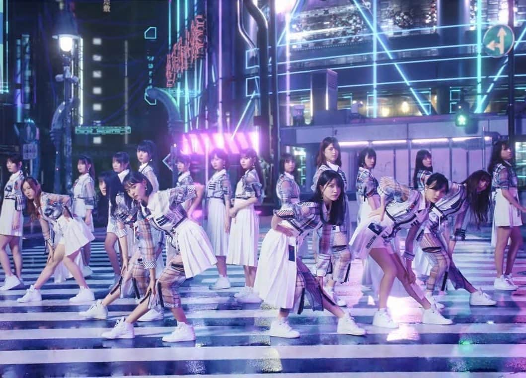 waco⭐️CHACOのインスタグラム：「乃木坂46様 26thシングル「Wilderness world」Music Videoにて衣装スタイリストの森様のお衣装に合わせてアクセサリーを作製いたしました。  シルバーで統一し、数種類使って作製しました。 ちらっと見えるイヤリングをぜひご覧くださいませ＾＾」