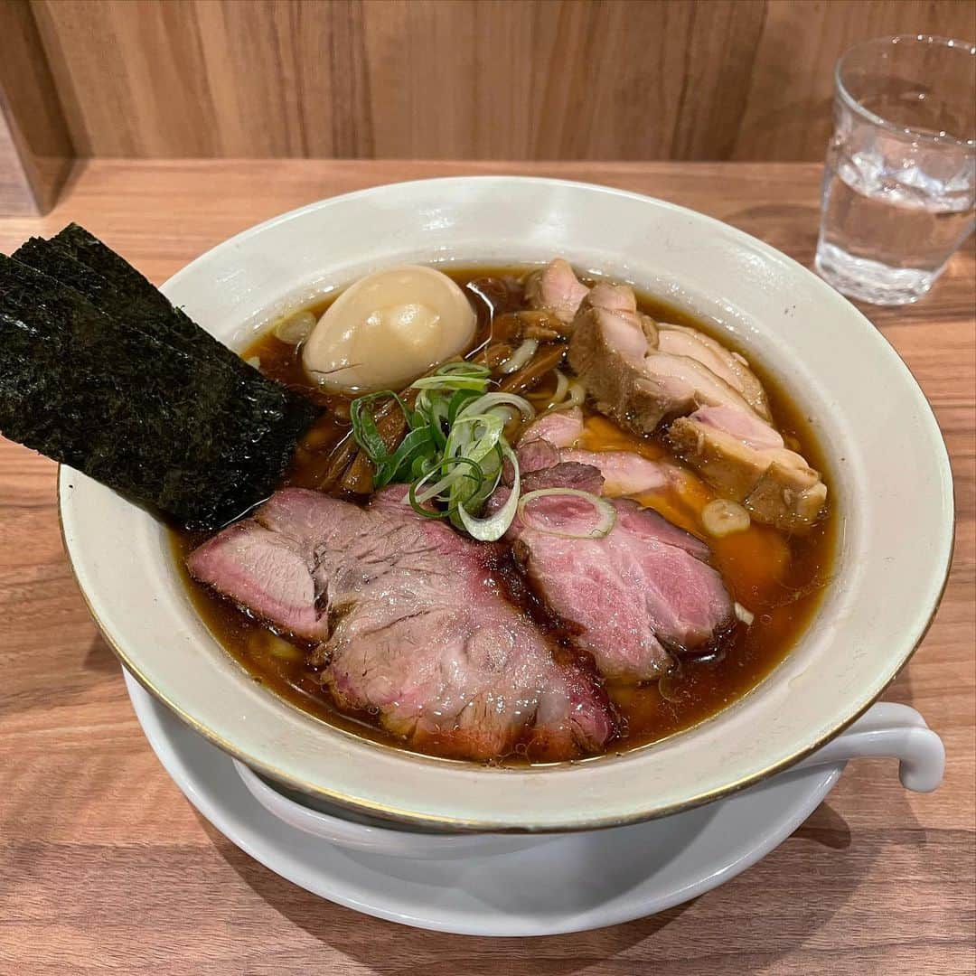 rasuさんのインスタグラム写真 - (rasuInstagram)「やっとほん田さんに行けた…  特製醤油手揉み麺変更で！  全部バケモノみたいにうめぇ…(´ﾟωﾟ｀) 味の構成がどうなってるのかは僕には全然わからないですが…  なんだろあの一口目に鼻にガッとくる香り… 貝類と魚介系なのかな… 香味油もあれ動物系じゃ無いのかな…焦がしネギと焦がし生姜の香りで軽いし、でも醤油の風味とかスープとかはずっしり旨味の質量がすごくて…  というか釜焼きと鶏チャーうんめぇ……  まったくどういう内容なのか僕の馬鹿舌と馬鹿鼻じゃわからんのですけど…うんめぇっす………」1月15日 13時22分 - rashu_eat