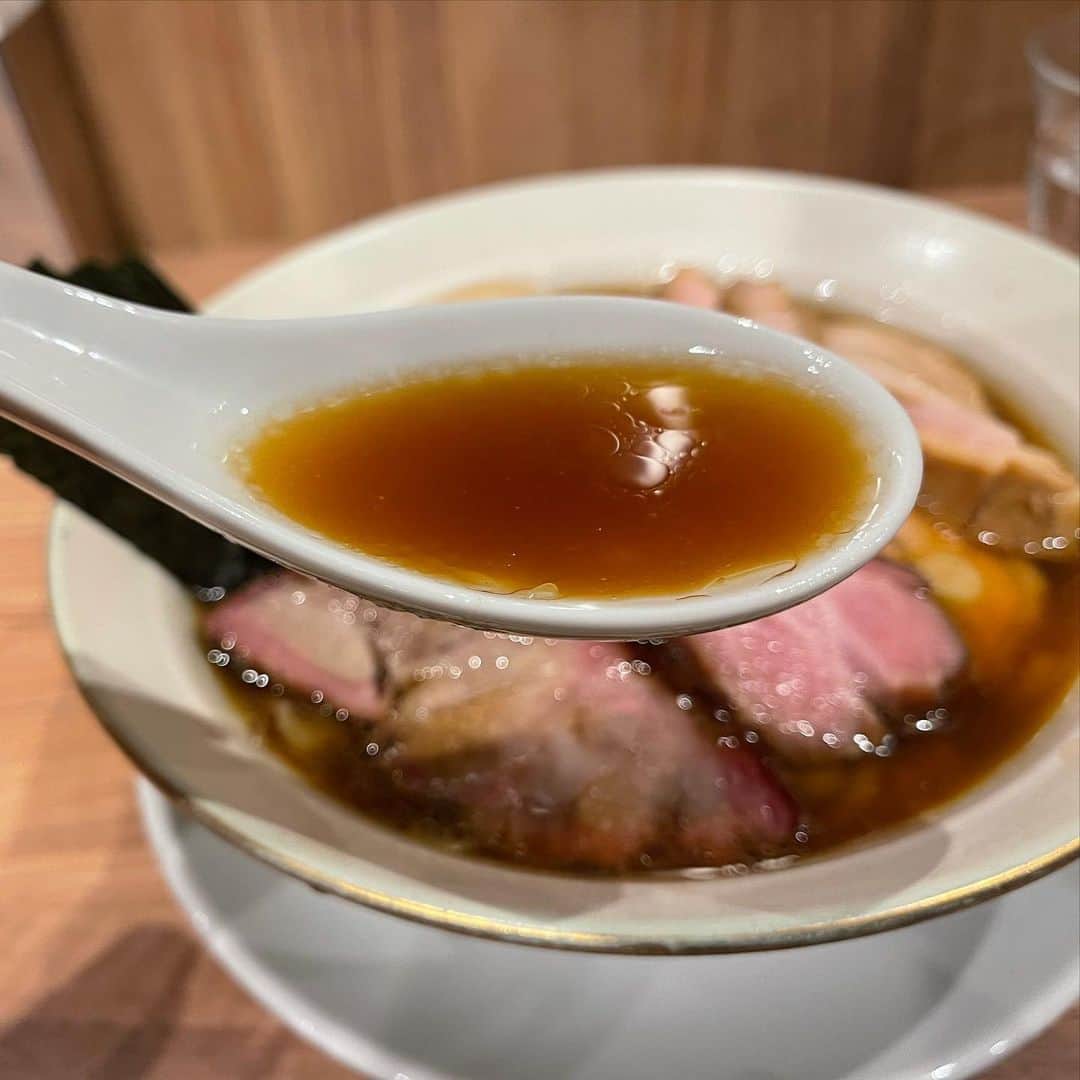 rasuさんのインスタグラム写真 - (rasuInstagram)「やっとほん田さんに行けた…  特製醤油手揉み麺変更で！  全部バケモノみたいにうめぇ…(´ﾟωﾟ｀) 味の構成がどうなってるのかは僕には全然わからないですが…  なんだろあの一口目に鼻にガッとくる香り… 貝類と魚介系なのかな… 香味油もあれ動物系じゃ無いのかな…焦がしネギと焦がし生姜の香りで軽いし、でも醤油の風味とかスープとかはずっしり旨味の質量がすごくて…  というか釜焼きと鶏チャーうんめぇ……  まったくどういう内容なのか僕の馬鹿舌と馬鹿鼻じゃわからんのですけど…うんめぇっす………」1月15日 13時22分 - rashu_eat