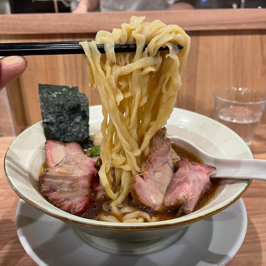 rasuさんのインスタグラム写真 - (rasuInstagram)「やっとほん田さんに行けた…  特製醤油手揉み麺変更で！  全部バケモノみたいにうめぇ…(´ﾟωﾟ｀) 味の構成がどうなってるのかは僕には全然わからないですが…  なんだろあの一口目に鼻にガッとくる香り… 貝類と魚介系なのかな… 香味油もあれ動物系じゃ無いのかな…焦がしネギと焦がし生姜の香りで軽いし、でも醤油の風味とかスープとかはずっしり旨味の質量がすごくて…  というか釜焼きと鶏チャーうんめぇ……  まったくどういう内容なのか僕の馬鹿舌と馬鹿鼻じゃわからんのですけど…うんめぇっす………」1月15日 13時22分 - rashu_eat