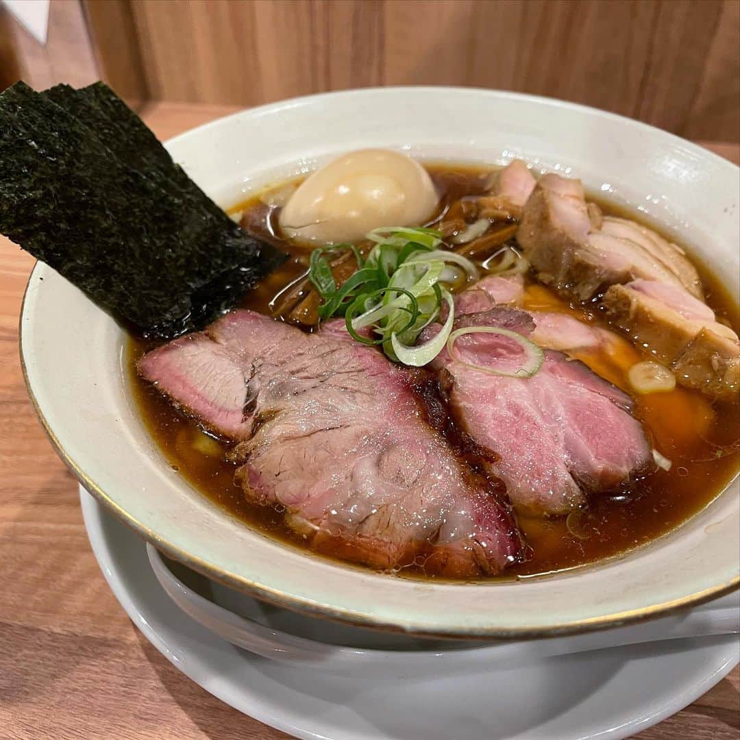 rasuさんのインスタグラム写真 - (rasuInstagram)「やっとほん田さんに行けた…  特製醤油手揉み麺変更で！  全部バケモノみたいにうめぇ…(´ﾟωﾟ｀) 味の構成がどうなってるのかは僕には全然わからないですが…  なんだろあの一口目に鼻にガッとくる香り… 貝類と魚介系なのかな… 香味油もあれ動物系じゃ無いのかな…焦がしネギと焦がし生姜の香りで軽いし、でも醤油の風味とかスープとかはずっしり旨味の質量がすごくて…  というか釜焼きと鶏チャーうんめぇ……  まったくどういう内容なのか僕の馬鹿舌と馬鹿鼻じゃわからんのですけど…うんめぇっす………」1月15日 13時22分 - rashu_eat