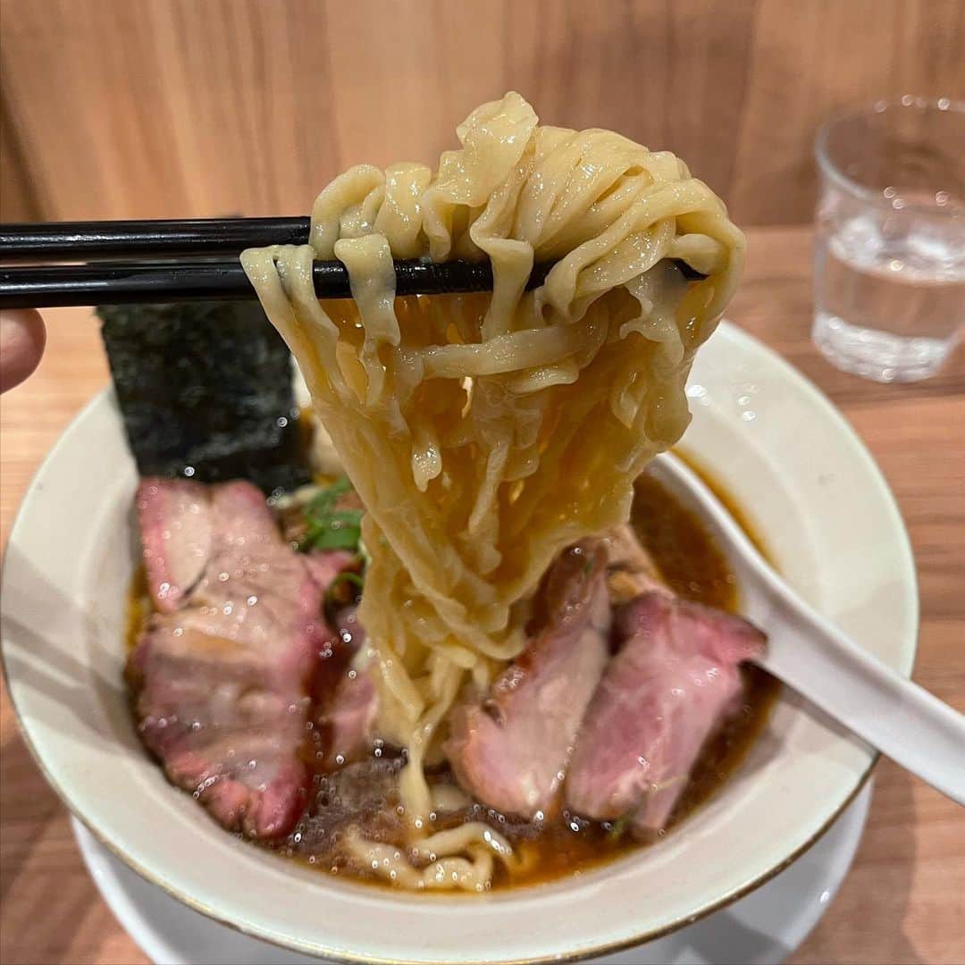 rasuさんのインスタグラム写真 - (rasuInstagram)「やっとほん田さんに行けた…  特製醤油手揉み麺変更で！  全部バケモノみたいにうめぇ…(´ﾟωﾟ｀) 味の構成がどうなってるのかは僕には全然わからないですが…  なんだろあの一口目に鼻にガッとくる香り… 貝類と魚介系なのかな… 香味油もあれ動物系じゃ無いのかな…焦がしネギと焦がし生姜の香りで軽いし、でも醤油の風味とかスープとかはずっしり旨味の質量がすごくて…  というか釜焼きと鶏チャーうんめぇ……  まったくどういう内容なのか僕の馬鹿舌と馬鹿鼻じゃわからんのですけど…うんめぇっす………」1月15日 13時22分 - rashu_eat