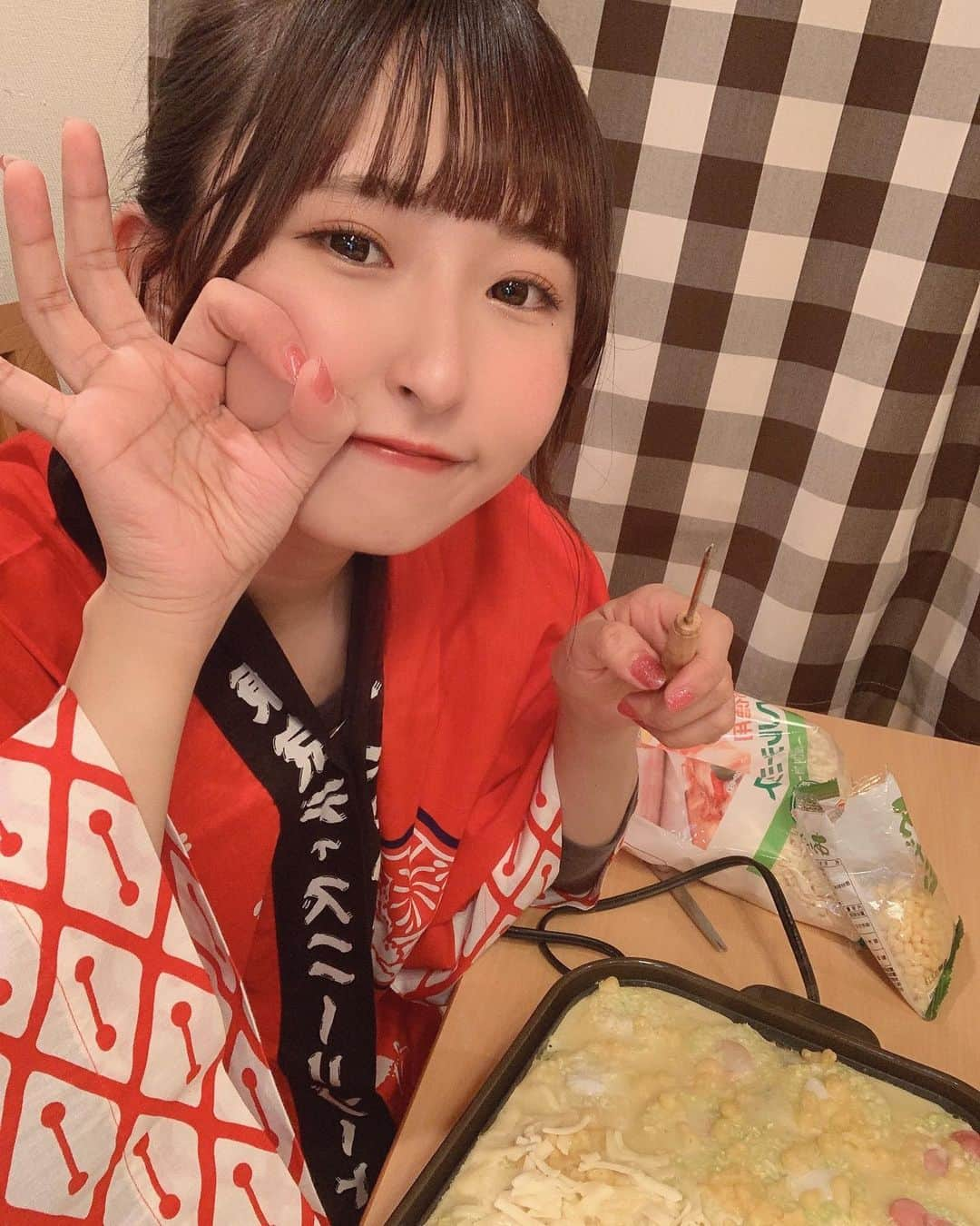 咲山しほのインスタグラム：「♥ たこ焼き〜🐙🐙🐙🐙 . 屋台風で ベイマックスの法被着てみた❕ . #たこ焼き #たこ焼き屋 #たこ焼きパーティー #ベイマックス #ベイマックス法被 #お祭り #屋台大好き #自撮り #アイドル #セイラ #はむはむオレンジ」