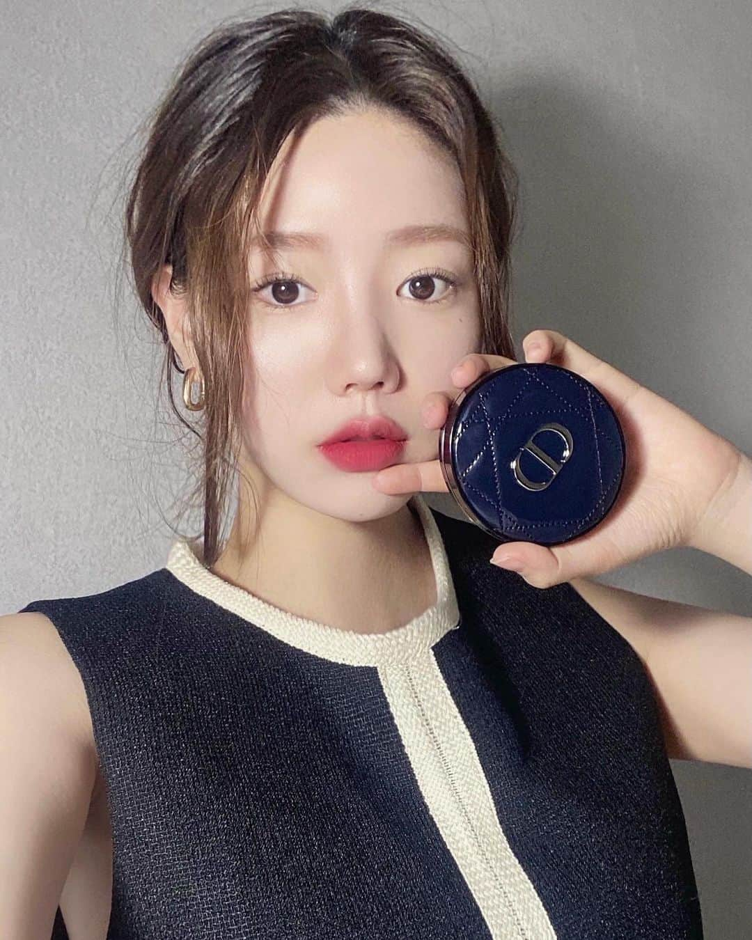 ヨンジョンさんのインスタグラム写真 - (ヨンジョンInstagram)「#유료광고 #diorforever#diorbeautylovers ⠀ 디올 까나주 패턴의 글로우 에나멜 디자인의 케이스 정말 너무 예쁘지 않나요? 외관만 이쁜게 아닌 요즘 데일리쿠션으로 항상 써주는 스킨글로우 쿠션이에요✨ 고급스러운 결광 피니쉬로 피부결 표현이 예쁘게 되고 두껍지 않게 발리면서 커버력도 있어서 너무 만족하면서 쓰는중이에요 광고지만 찐추천!! (피부톤도 너무 예쁘게 환해져) ⠀ #디올포에버#포에버쿠션#디올쿠션추천#인생쿠션#지속력좋은쿠션#커버력좋은쿠션#겨울쿠션#겨울메이크업#코덕#뷰스타그램」1月15日 13時27分 - y__eonj