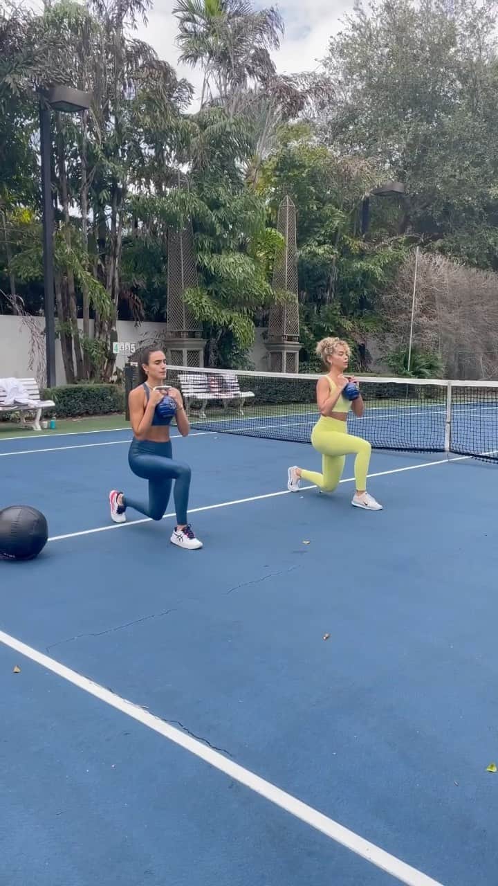 ジャスミン・サンダースのインスタグラム：「You’re only as strong as your team 💪🏽 Workout Partner : @isabelagrutman  Trained by : @anthony.rhoades  Song: Gucci Frames by @iamasiahn ✨」