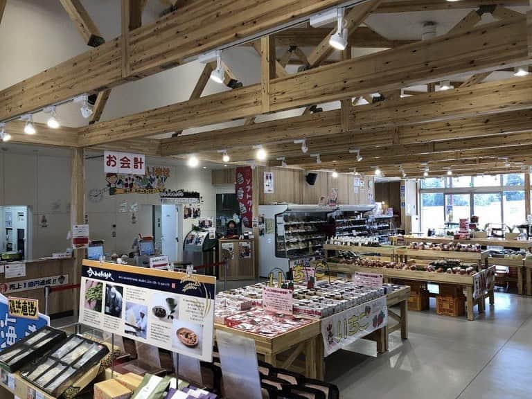 宮城県観光課さんのインスタグラム写真 - (宮城県観光課Instagram)「【１月２７日　フードコートがオープン】 山元町特産の「いちご」や「りんご」、「ホッキ貝」、「シャインマスカット」をはじめ、地元の旬の採れたて野菜、新鮮な魚介類、山元ブランド認証品を中心とする加工品などを販売する直売所「やまもと夢いちごの郷」に待望のフードコートがオープンします。 山元町産の厳選食材を使用したパスタ・ピザ＆創作イタリア料理を提供する「ネギ・イタリ家」、 おすすめの蕎麦を中心に海鮮丼やほっき飯などの郷土料理を提供する「そば処蕃山　山元店」、 自家製麺、自家製もち豚餃子のらーめん店「ラーメンせん家　山元店」の３店舗が出店。 2021年1月27日にグランドオープンします。 買い物がてら地元の味をお楽しみください。  （営業時間） 直売所９：３０〜１７：００ フードコート１１：００〜１９：００ ＴＥＬ：０２２３−３８−１８８８  〒989-2111　 宮城県亘理郡山元町坂元字荒井183-1  #宮城県#山元町#直売所#地元グルメ#イチゴ#シャインマスカット#ホッキ#フードコート#フードコートランチ#ジェラート」1月15日 13時38分 - miyagi_pref_kankou