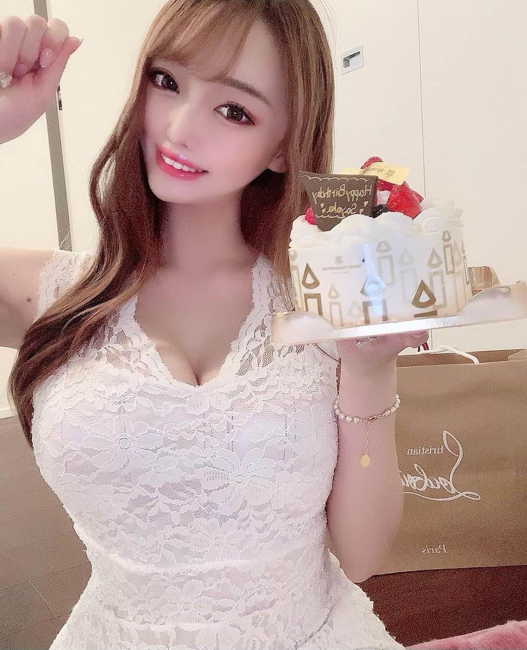 𝐒𝐀𝐘𝐀𝐊𝐀のインスタグラム：「お誕生日投稿つづき🎂  前回も合わせてどの写真がよかったかな？？💗 定番の鼻にクリームしたよ👧🏼❤︎  最後には皆様に宛てたビデオレターです📹💌  #インスタグラビア #gravureidoll #cosplay #portrait #beauty #japanesegirl #日本的 #漂亮 #可爱 #大波 #寫真偶像 #셀카 #셀피 #코디 #스타일링 #집콕 #instagravure #sexy #sexyhot #pinupgirl #selfie #撮影風景 #グラビアアイドル #プライベート #おうちグラビア #おうち時間#happybirthday #0114 #birthdaycake #mybirthday🎂」