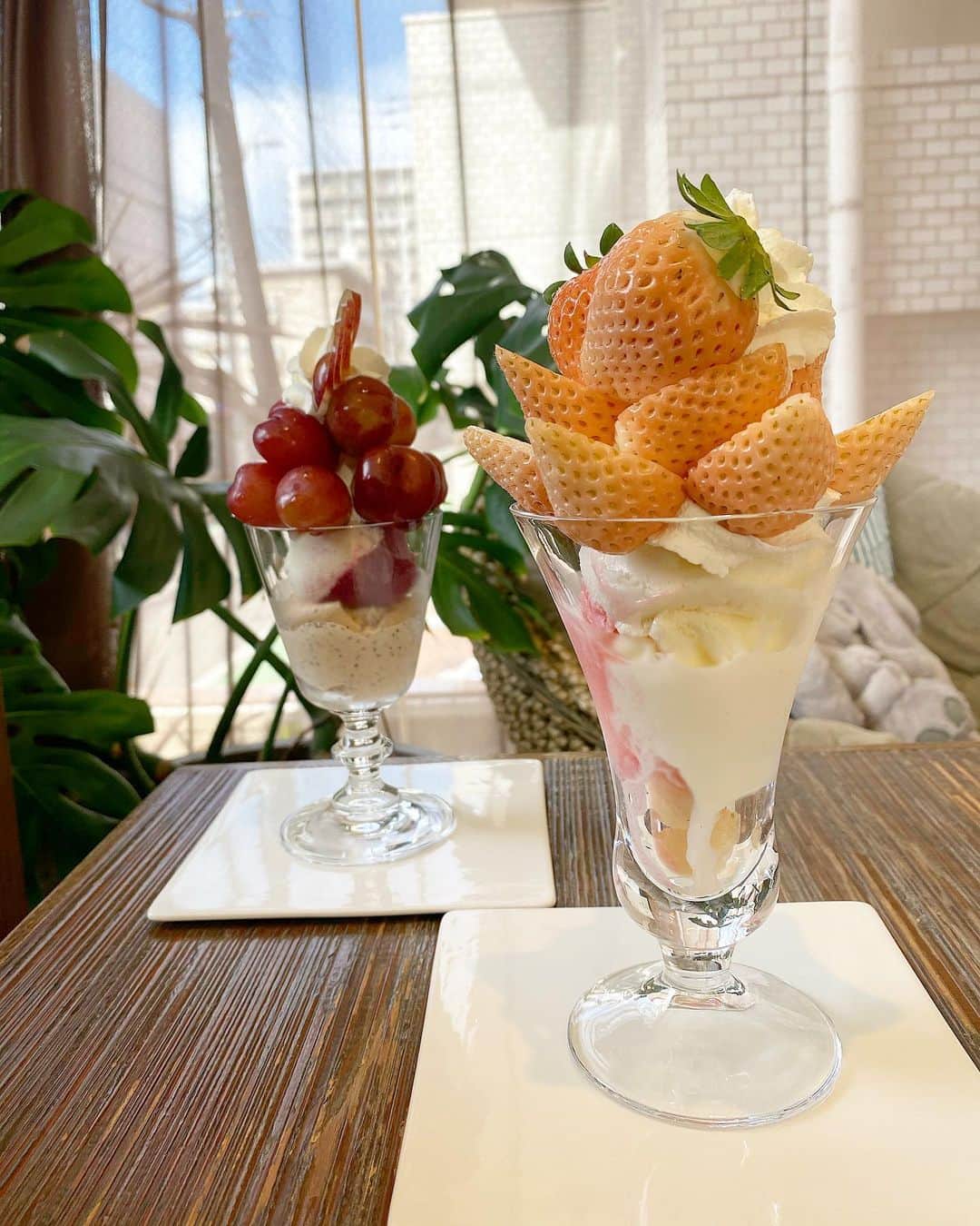 のインスタグラム：「🍇🍓🍇🍓 フルーツモリモリ🥰 美味しかった💋💋💋  #love #happy #lunch #フルーツパフェ」