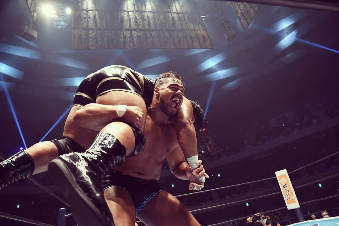 トーア・ヘナーレのインスタグラム：「Hold the weight of the world on my shoulders.  Oh no, that’s @jeffcobb.  #njpw #henare #warriorwrestling」