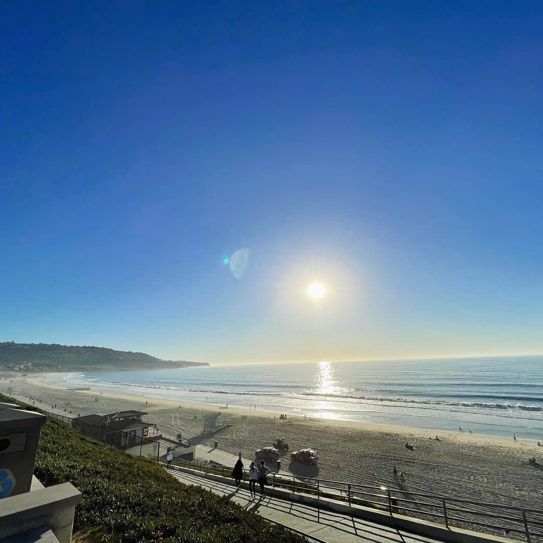 カリフォルニアスタイルさんのインスタグラム写真 - (カリフォルニアスタイルInstagram)「雑誌編集が佳境に近づけば近づくほど、なぜか散歩に行きたくなる。 レストランでの外食禁止が長く続くので、ビーチには人が一杯！　今日のRedondo Beachは、以前よりSurferが多いね‼️  #califoniastyle #california #californiadreaming #californialove #surf #redondobeach #southbay #sun #カリフォルニアスタイル #カリフォルニア #散歩 #ビーチ #カリフォルニア工務店 #ライフスタイル不動産 #ライフスタイル #デザイン #beach #palosverdes #afternoonwalk #sunshine #lightningjapan #lightningmagazine #lightning #雑誌編集」1月15日 13時43分 - cal__style