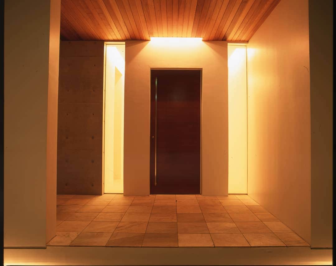 参會堂－SANKAIDO－さんのインスタグラム写真 - (参會堂－SANKAIDO－Instagram)「【シンプルである美しさ】  余計な装飾は一切ない、シンプルな空間の中に在る玄関ドア。  他に何も置かない事で生まれる上質感を感じてください。 . . ----------------- more→ @shellyhouse.jp ----------------- . #玄関 #玄関ドア #玄関照明 #玄関ポーチ #持たない暮らし #シンプルライフ #シンプルホーム #北欧 #暮らし #暮らしを楽しむ #マイホーム #住宅 #家 #インテリア #ヨーロッパ住宅 #ヨーロッパの家 #ヨーロピアンスタイル #デザイン住宅 #輸入住宅 #規格住宅 #建築設計 #注文住宅 #myhome #house #home #interior #design #shellyHouse #シェリーハウス」1月15日 13時50分 - sankaido_house