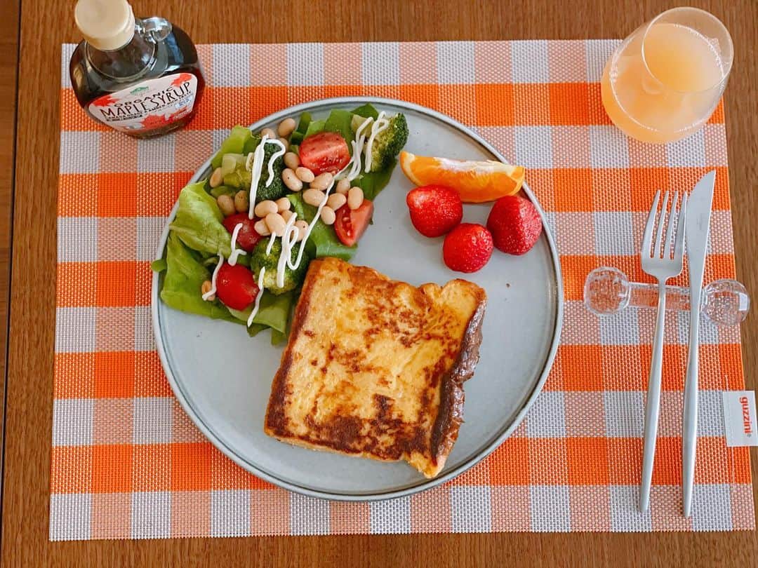 英玲奈のインスタグラム：「ランチは、 #フレンチトースト 朝から準備して夫のランチに出せた！ 色々短時間で出来る様になってきたなぁ。  #ていねいな暮らし #季節を感じる暮らし#からだにいいこと#料理 #からだにやさしいごはん #おうちごはん#夫の健康守りたい#10年後の健康の為に#無添加#無化調#オーガニック#低gi #美腸活#趣味生活#料理家#erenakitchen」