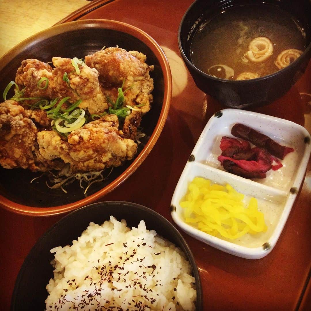 のインスタグラム：「こんにちは！ 1月末までの期間限定でランチタイムのザンギ定食を500円でご提供してます！！ 本来は、#吹田グリーンプレイス 内でお配りしているクーポン券が必要なのですが、インスタ見たよ！で同様の500円ランチお出しします！ 是非是非ご利用くださいね😀 ＃知床漁場#吹田ランチ#ワンコインランチ#鶏ザンギ#おかわり無料」
