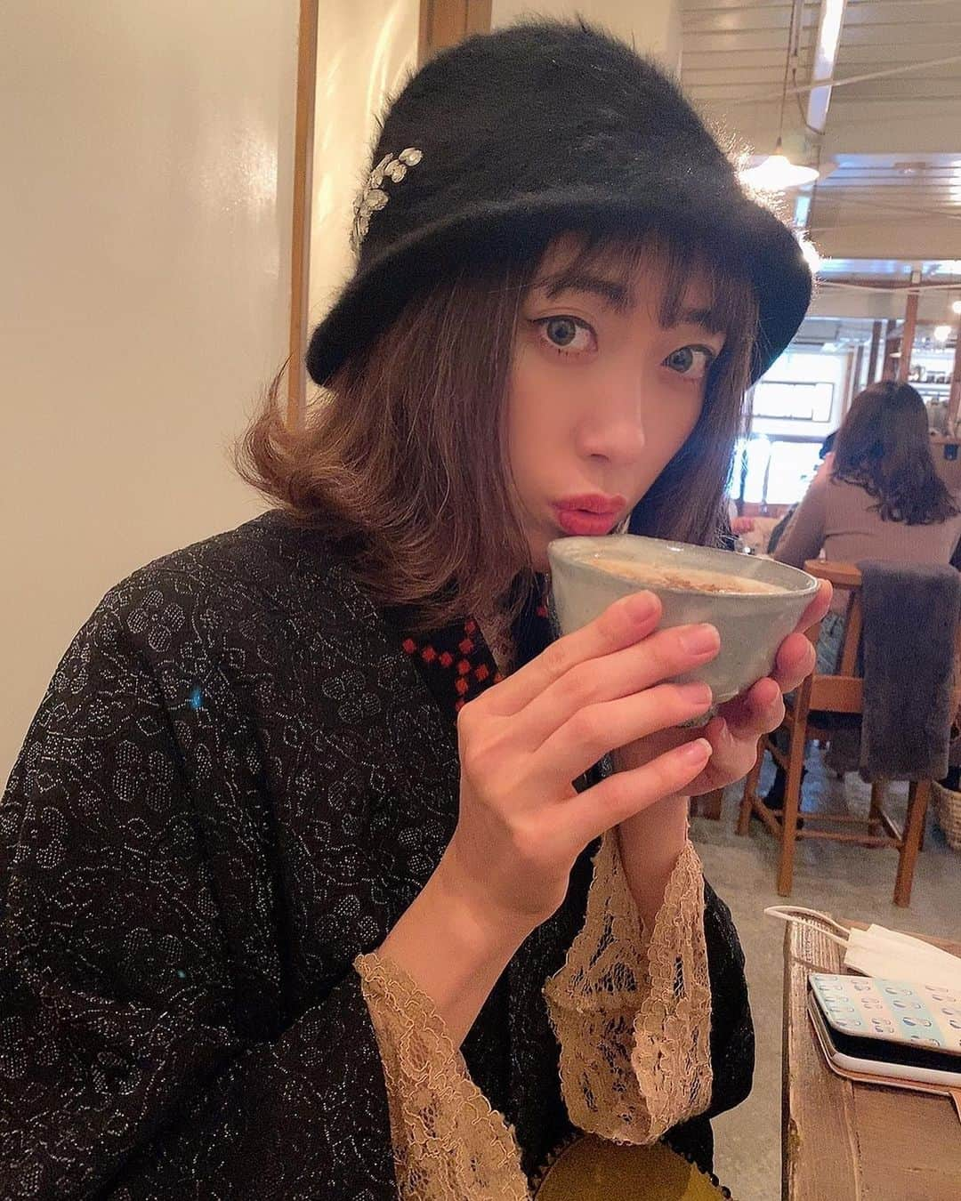 MIAKAのインスタグラム：「寒い！カフェタイム☕️ ラテのコップさえも和テイストで装いからして出来上がった👘😆 ・ ・ ・ #私はグール #カフェイン中毒  #カフェ女子 #カフェ好き女子  #カフェさんぽ #カフェ巡り部  #鎌倉カフェ #鎌倉gram  #鎌倉散歩 #和装フォト #和服美人  #着物美人 #着物スタイル  #着物姿 #着物ガール #着物でお出かけ」