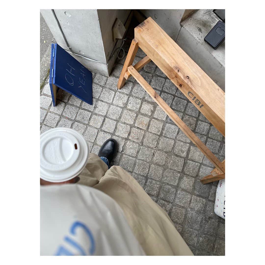 土井地恵理子さんのインスタグラム写真 - (土井地恵理子Instagram)「いつも行くCoffee屋さん。 曲線のカウンターの床の色が可愛い。 @cibi_tokyo   カウンターの奥で焼いてる焼き菓子が いつも気になって買ってしまう。 今日は子供たちにお土産に👯‍♀️  #cibitokyo #coffee #cafe #コーヒー　#カフェ #北参道 #fromaustralia」1月15日 19時34分 - ericodoiji