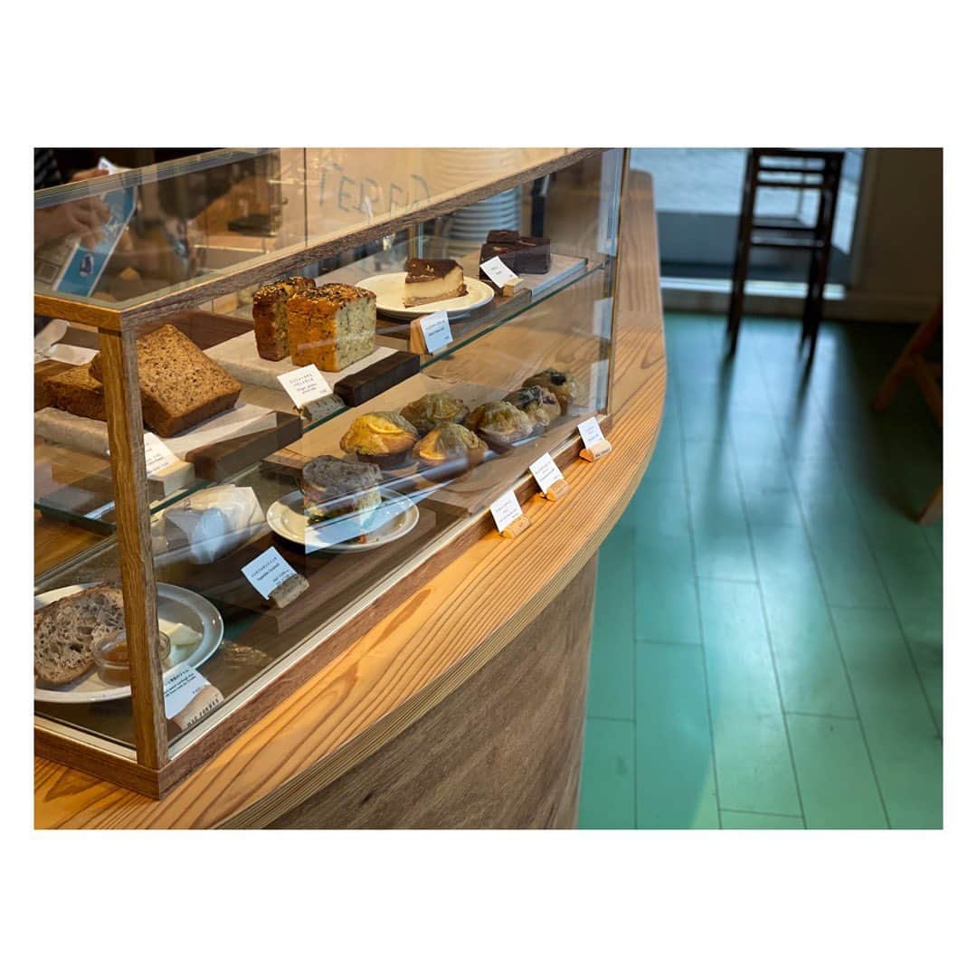 土井地恵理子のインスタグラム：「いつも行くCoffee屋さん。 曲線のカウンターの床の色が可愛い。 @cibi_tokyo   カウンターの奥で焼いてる焼き菓子が いつも気になって買ってしまう。 今日は子供たちにお土産に👯‍♀️  #cibitokyo #coffee #cafe #コーヒー　#カフェ #北参道 #fromaustralia」