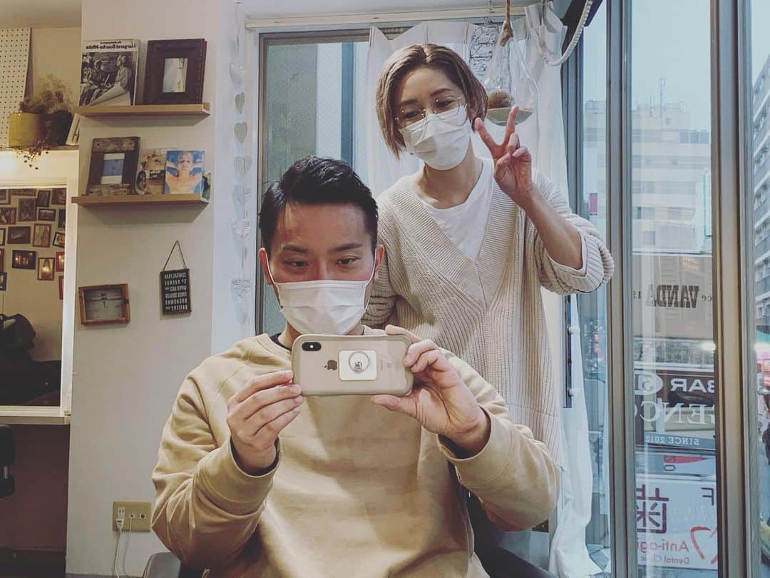 のインスタグラム：「メジャーデビューからずっとお世話になっているヘアメイクの遠藤さんに髪の毛切ってもらいましたー！ 今回の無茶な要望は「ザ・ウォーキング・デッド」の【ニーガン】みたいに色気のある感じにお願いします」でした いつもありがとうございます！ ※2枚目の画像がニーガン かっこいいべ？」