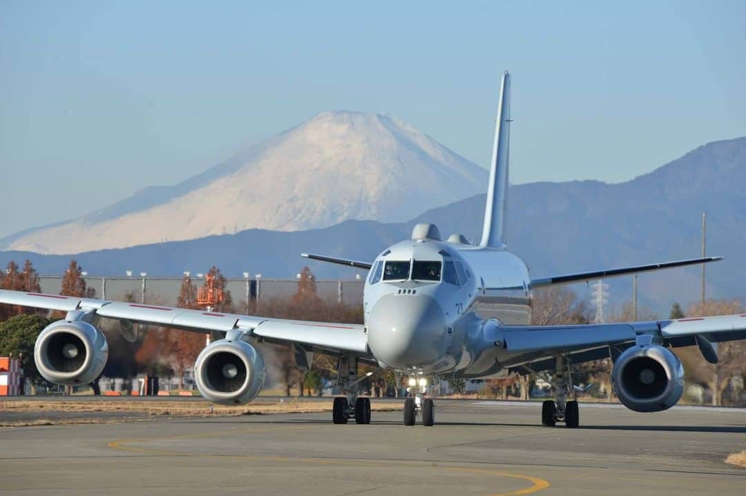 海上自衛隊さんのインスタグラム写真 - (海上自衛隊Instagram)「本日は厚木航空基地の訓練飛行の様子をご覧ください。 何とも美しい富士山と、Ｐ－１哨戒機がコラボしていますね。  #海上自衛隊  #飛行機 #純国産 #p1  #富士山  #空好き #君に見せたい景色」1月15日 19時27分 - jmsdf_pr