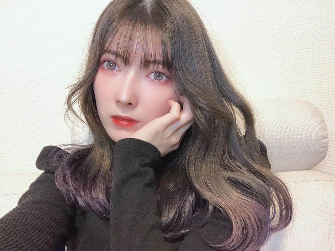 日下部美愛のインスタグラム：「目の色変わるだけで全然雰囲気違うよねえ  #photo #japan #model #me #hair #fashion #fashionblogger #makeup  #followme #instagood #camera #instadaily #dailylook # #사진 #데일리  #데일리 #셀카 #메이크업 #裾カラー #裾カラーパープル #グラデーションカラー」