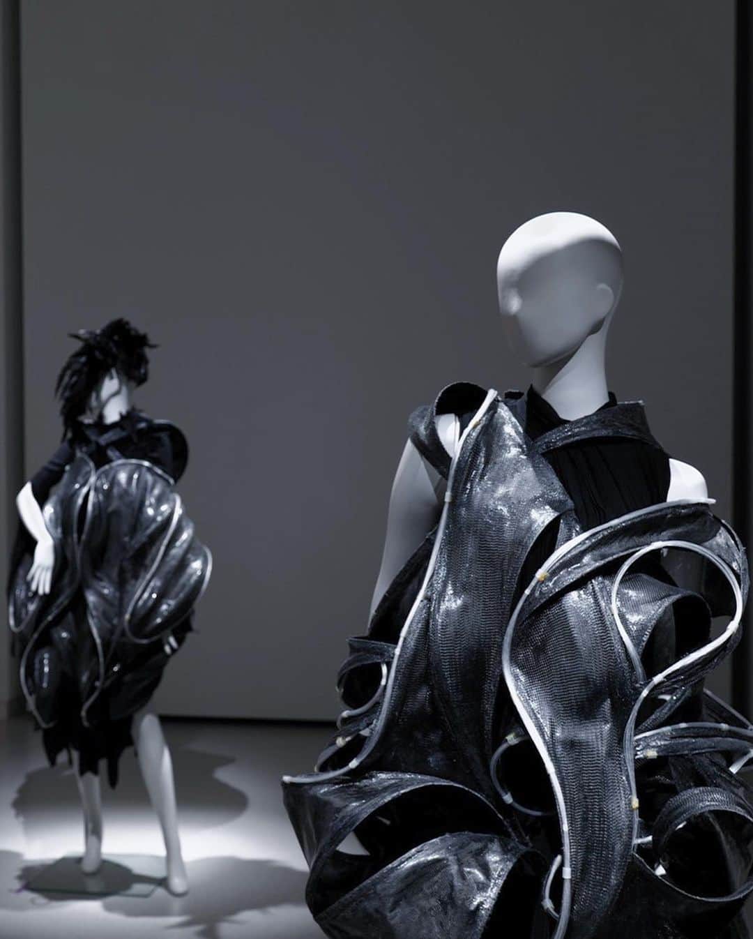 ARAKI SHIROさんのインスタグラム写真 - (ARAKI SHIROInstagram)「ARAKI SHIRO COSTUME EXHIBITION @ fukuoka art museum,JP  -archives- . . . photo  @xx0_0ss  . . . more info @f.a.d.s.2020  . . . #ARAKISHIRO#FUKUOKA#costume#costumedesign#couture#hautecouture#contemporaryart#editorial#editorialphotography#衣装#衣装デザイン#コスチューム#コスチュームデザイン#アラキシロウ#福岡市美術館」1月15日 19時30分 - arakishiro