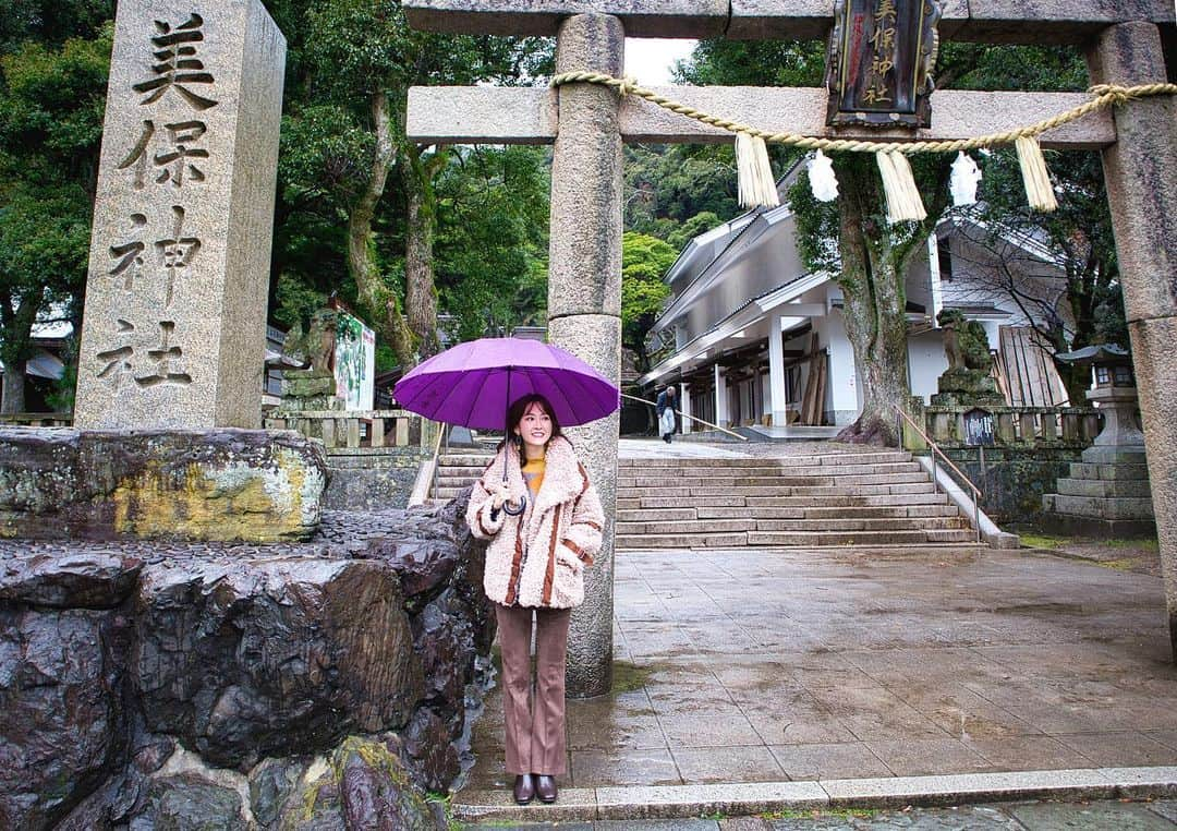 高橋晴香さんのインスタグラム写真 - (高橋晴香Instagram)「時差投稿📸﻿ ﻿ ﻿ 島根旅✈︎﻿ ﻿ ﻿ 昨年末に島根県に行ってきたの✈️﻿ ﻿ ﻿ 初めての島根🎵﻿ ﻿ ﻿ 弾丸だったけど、色々なところ回ったので紹介するね💁‍♀️﻿ ﻿ ﻿ まずは神社巡り⛩﻿ ﻿ ﻿ 縁結びの聖地ともいわれる島根というだけあって神社が沢山あるの✨﻿ ﻿ ﻿ 最初に八重垣神社へ⛩﻿ ﻿ ﻿ ここの神社は、夫婦円満と良縁結びにご利益があると言われていて💗﻿ ﻿ ﻿ 神社の奥には縁結びの占いができる鏡の池が🤍﻿ ﻿ ﻿ 占い用紙に硬貨を乗せて水の上に浮かべて、沈む場所や時間で縁を占うことが出来るみたい❤️﻿ ﻿ ﻿ 早く沈めば(15分以内)縁が早くて、遅く沈む(30分以上)と縁が遅く、近くで沈むと身近な人、遠くで沈むと遠方の人とご縁が♡﻿ ﻿ ﻿ やってみたら15分以内に近くで沈んだ！﻿ ﻿ ﻿ とりあえずひと安心🥺笑﻿ ﻿ ﻿ 早い人は5分以内に沈むとか？﻿ ﻿ ﻿ 待ってる間ソワソワしてたけど、こういう占いって楽しい👩🎶﻿ ﻿ ﻿ 続いて美保神社へ⛩﻿ ﻿ ﻿ 全国3385社あるえびす様の総本宮で、音楽の神様とも言われてるこちらの神社⭐️﻿ ﻿ ﻿ 日本海に出る海沿いにあってとてもいいロケーション🌊﻿ ﻿ ﻿ 古の香りがする古き良き神聖な神社で、パワースポット的な感じがしたよ✨✨﻿ ﻿ ﻿ 周辺の街並みも石畳のレトロな雰囲気で素敵だったな〜💙﻿ ﻿ ﻿ ﻿ コロナが落ち着いたら是非行ってみてね🎵﻿ ﻿ ﻿ @shimane.goen﻿ ﻿ ﻿ #travel #女子旅#山陰旅行#島根旅行 #八重垣神社 #美保神社 #pr #instagood #青石畳通り#島根県 #ご縁の国しまね #旅 #神社 #神社巡り #島根 #国内旅行 #instatravel #山陰﻿ #観光 #日本 #japantrip #shimane #山陰旅行 #島根観光 #travelgram #パワースポット #自然 #パワースポット巡り #松江 #trip﻿」1月15日 19時30分 - haruka_takahashi0127