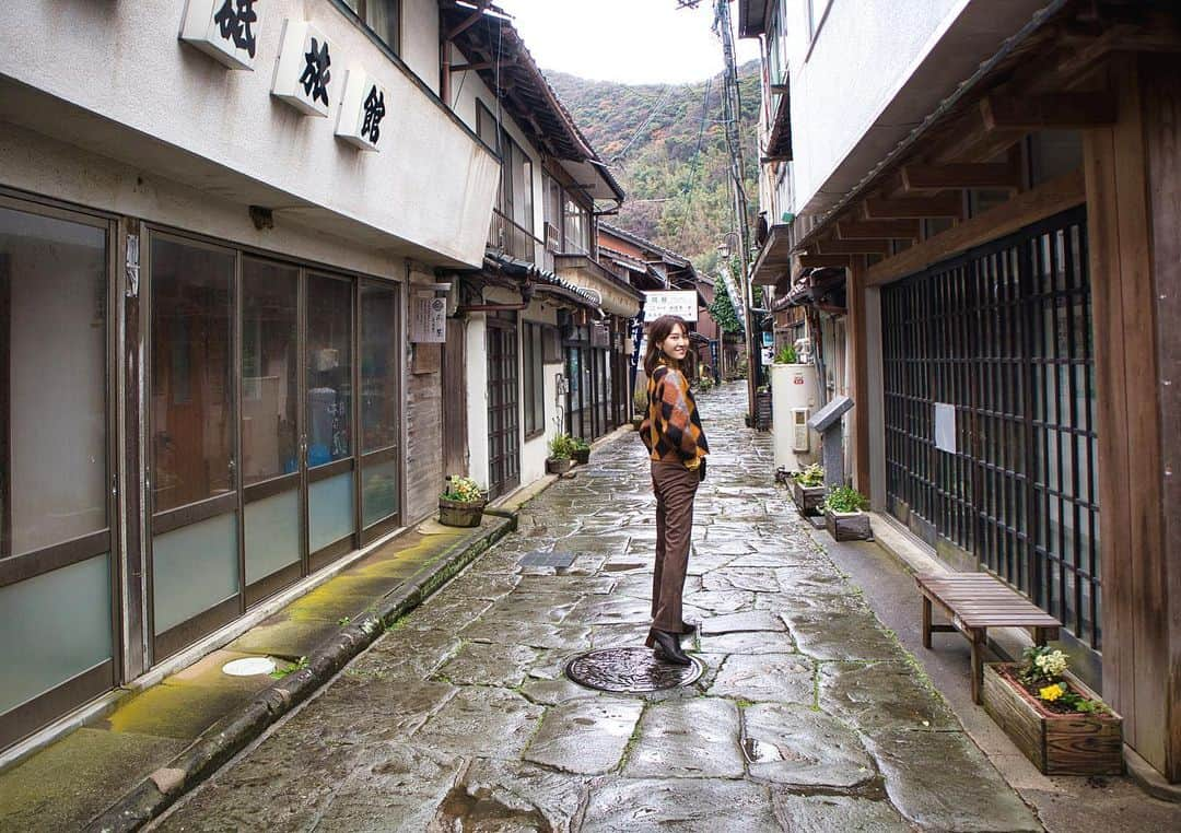 高橋晴香さんのインスタグラム写真 - (高橋晴香Instagram)「時差投稿📸﻿ ﻿ ﻿ 島根旅✈︎﻿ ﻿ ﻿ 昨年末に島根県に行ってきたの✈️﻿ ﻿ ﻿ 初めての島根🎵﻿ ﻿ ﻿ 弾丸だったけど、色々なところ回ったので紹介するね💁‍♀️﻿ ﻿ ﻿ まずは神社巡り⛩﻿ ﻿ ﻿ 縁結びの聖地ともいわれる島根というだけあって神社が沢山あるの✨﻿ ﻿ ﻿ 最初に八重垣神社へ⛩﻿ ﻿ ﻿ ここの神社は、夫婦円満と良縁結びにご利益があると言われていて💗﻿ ﻿ ﻿ 神社の奥には縁結びの占いができる鏡の池が🤍﻿ ﻿ ﻿ 占い用紙に硬貨を乗せて水の上に浮かべて、沈む場所や時間で縁を占うことが出来るみたい❤️﻿ ﻿ ﻿ 早く沈めば(15分以内)縁が早くて、遅く沈む(30分以上)と縁が遅く、近くで沈むと身近な人、遠くで沈むと遠方の人とご縁が♡﻿ ﻿ ﻿ やってみたら15分以内に近くで沈んだ！﻿ ﻿ ﻿ とりあえずひと安心🥺笑﻿ ﻿ ﻿ 早い人は5分以内に沈むとか？﻿ ﻿ ﻿ 待ってる間ソワソワしてたけど、こういう占いって楽しい👩🎶﻿ ﻿ ﻿ 続いて美保神社へ⛩﻿ ﻿ ﻿ 全国3385社あるえびす様の総本宮で、音楽の神様とも言われてるこちらの神社⭐️﻿ ﻿ ﻿ 日本海に出る海沿いにあってとてもいいロケーション🌊﻿ ﻿ ﻿ 古の香りがする古き良き神聖な神社で、パワースポット的な感じがしたよ✨✨﻿ ﻿ ﻿ 周辺の街並みも石畳のレトロな雰囲気で素敵だったな〜💙﻿ ﻿ ﻿ ﻿ コロナが落ち着いたら是非行ってみてね🎵﻿ ﻿ ﻿ @shimane.goen﻿ ﻿ ﻿ #travel #女子旅#山陰旅行#島根旅行 #八重垣神社 #美保神社 #pr #instagood #青石畳通り#島根県 #ご縁の国しまね #旅 #神社 #神社巡り #島根 #国内旅行 #instatravel #山陰﻿ #観光 #日本 #japantrip #shimane #山陰旅行 #島根観光 #travelgram #パワースポット #自然 #パワースポット巡り #松江 #trip﻿」1月15日 19時30分 - haruka_takahashi0127