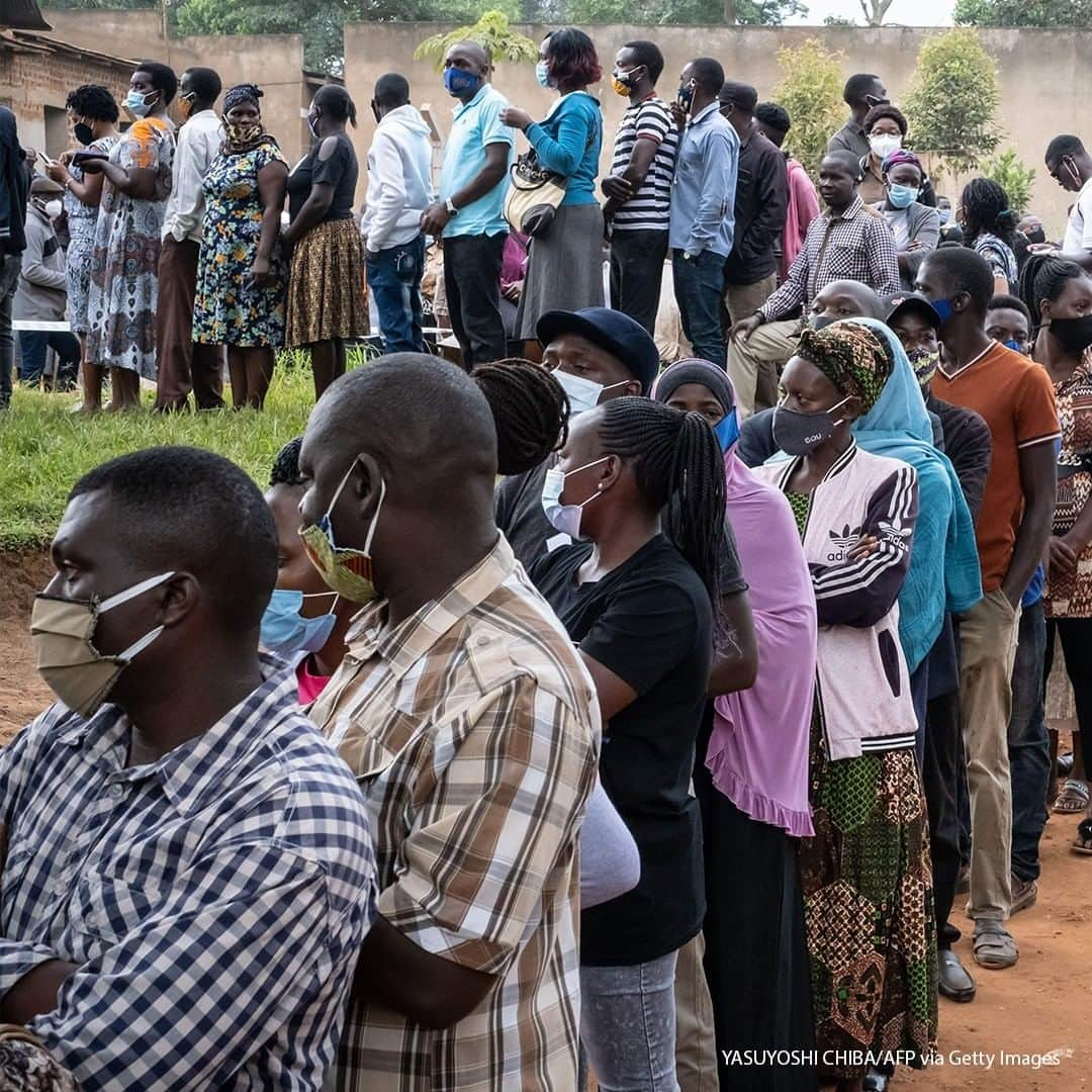 ABC Newsさんのインスタグラム写真 - (ABC NewsInstagram)「Voters queue at a polling station in Magere, Uganda, to cast their ballots in an election held under heavy security and an internet blackout as veteran leader Yoweri Museveni sought a sixth term against Bobi Wine, a former pop star turned politician. #uganda #election」1月15日 19時30分 - abcnews