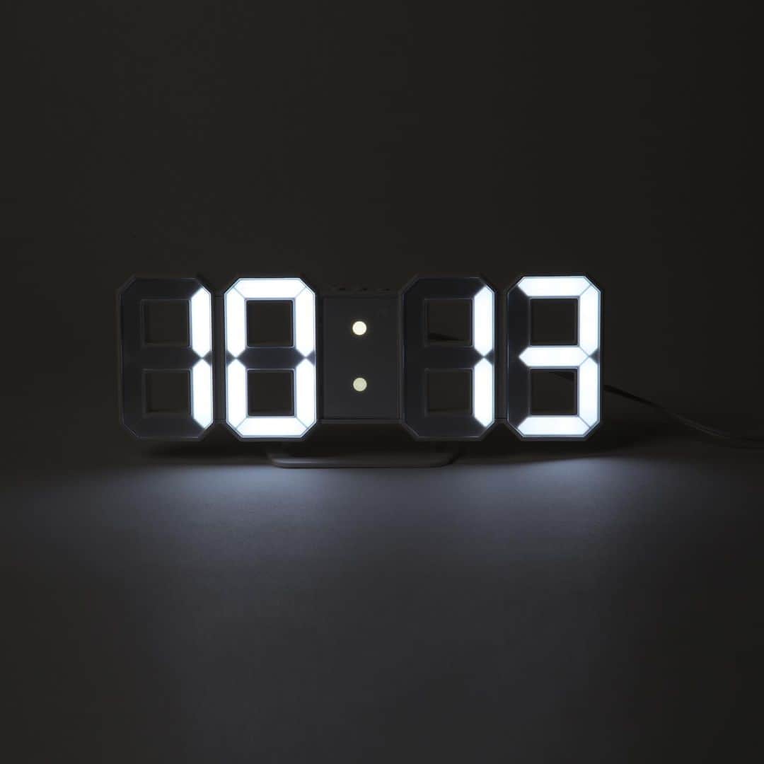 BEAMS ZAKKAさんのインスタグラム写真 - (BEAMS ZAKKAInstagram)「RELAX / "SEGLOCK デジタル時計"  LEDの数字が点灯するデジタル時計。 文字が浮かび上がり暗闇においての視認性の高さも◎。 他のインテリアにも馴染みやすいホワイトベースなのでお好みの場所においてください。 掛けても置いてもどちらも使えるオシャレな時計です。  @bpr_beams  @beams_official  @beams_mens_casual   #beams #bprbeams #relax #seglock #clock #digital #interior #present #gift #ビームス #bprビームス #リラックス #セグロック #時計 #デジタル #インテリア #プレゼント #ギフト」1月15日 19時31分 - bpr_beams