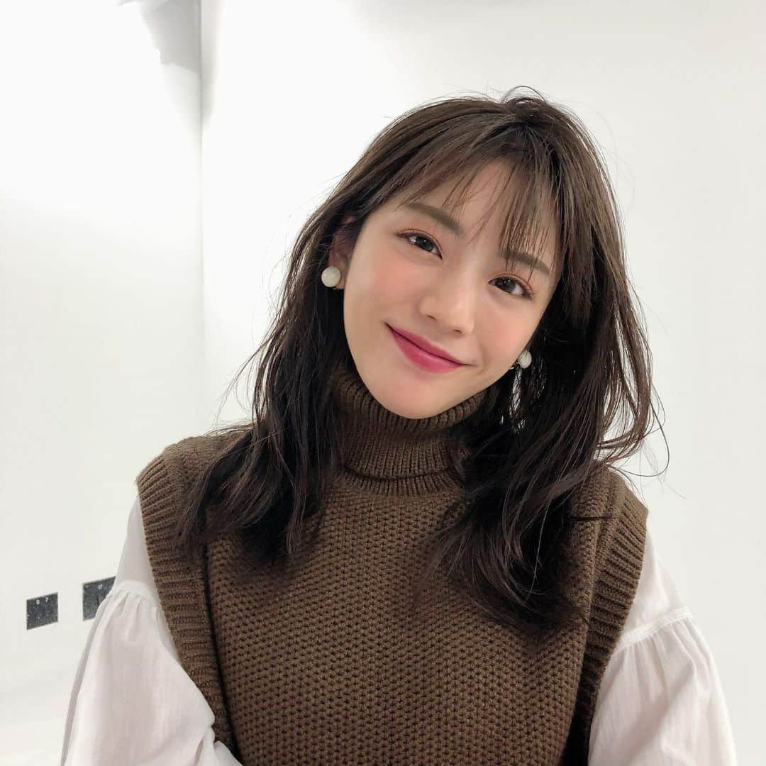 のインスタグラム：「皆さんこんばんは🌟 ノンノ2月号「冬おしゃれ悩み解決」から明日香のオフショットをお届けです🥰 お姉さんっぽコーデのイメージがありますが、カジュアルなお洋服も似合う明日香ちゃん、ファッションテーマに欠かせない存在です😌✨ 誌面では、真冬のおしゃれの悩みを可愛く解決してくれています❗️是非チェックしてくださいね😊 #貴島明日香 #nonno #nonno_magazine #ノンノ #冬コーデ  #youtubeチャンネル #あすかさんち。#もチェック #スナックあすか #最高」