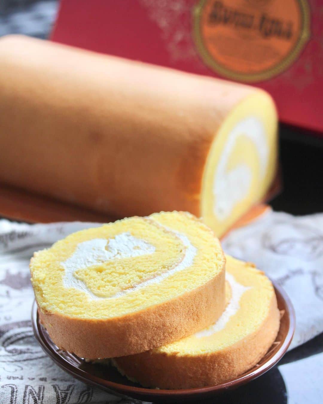 Li Tian の雑貨屋のインスタグラム：「Zesty Yuzu Roll ($33.80) 🍋 one of the CNY items from @oldsengchoong which has introduced many other items including the Marmite Chicken Floss Cookies and even Crispy Har Lok Cookies! This is my favourite roll flavor from this brand so far as the refreshing citrus flavor helped to tone down the sweetness. Enjoy 20% off now off all CNY goodies until 20 Jan 2021   • • #singapore #desserts #igersjp #yummy #love #sgfood #foodporn #igsg #ケーキ  #instafood #gourmet #beautifulcuisines #onthetable #cakesofinstagram #cafe #sgeats #f52grams #bake #sgcakes #bread #feedfeed #pastry #foodsg #yuzu #cake #cny #sgbakes #sgblogger #sgblog #」