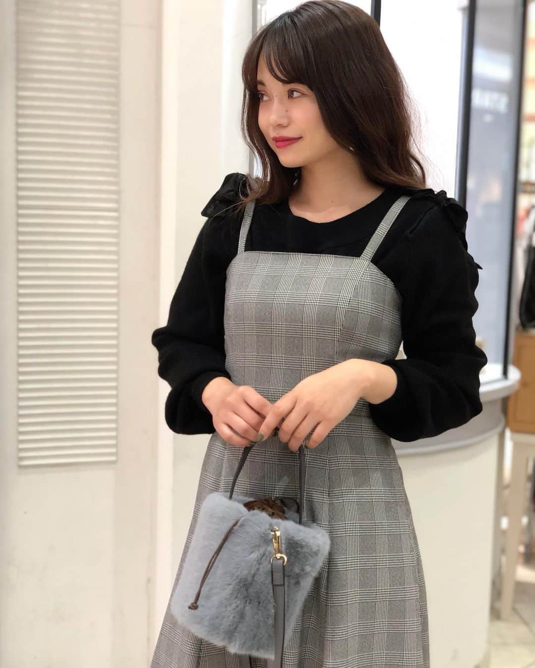 新谷美奈のインスタグラム：「.﻿ ﻿ おうち時間が増えて🏠﻿ リラックス優先の服を選びがちなテンションの今。﻿ そんな時こそ“可愛い”を取り入れて﻿ きゅん💗と心躍る女子心を目覚めさせたら﻿ 気分もググッとあがるはず🥰﻿ ﻿ リボンモチーフに、キャミワンピース。﻿ やっぱり正統派な“可愛い”がすき❤️﻿ ﻿ Nina mew﻿ knit ¥16,000+tax→¥11,200+tax﻿ one-piece ¥28,000+tax﻿ bag ¥10,000+tax﻿ _______________________________________﻿ 本日15日(金)は﻿ ✔︎ゆめポイント5倍！﻿ ✔︎ギャザーポイント2倍！﻿ 皆様のご来店お待ちしております☺️﻿ ﻿ @ninamew_official#Ninamew#ニーナミュウ#ゆめタウン#ゆめタウン佐賀#セレクトショップ#selectshop」