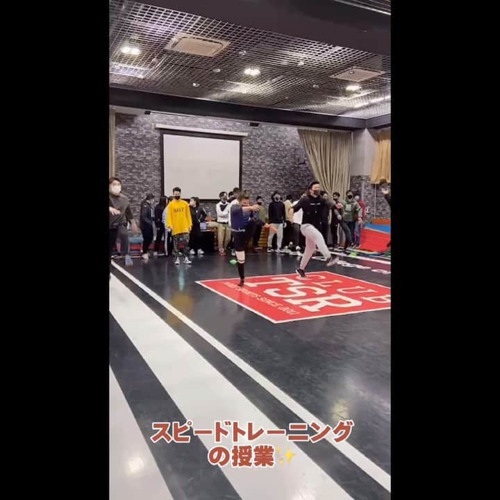 東京スポーツ・レクリエーション専門学校のインスタグラム：「本日の授業✨﻿ パーソナルトレーナー専攻﻿ スピードトレーニング🏃🏻‍♂️﻿ ﻿ 先生の真似をして﻿ 様々なステップに取り組んでいます😁﻿ ﻿ #スポーツトレーナー﻿ #ステップワーク﻿ #パーソナルトレーナー﻿ #スピードトレーニング」