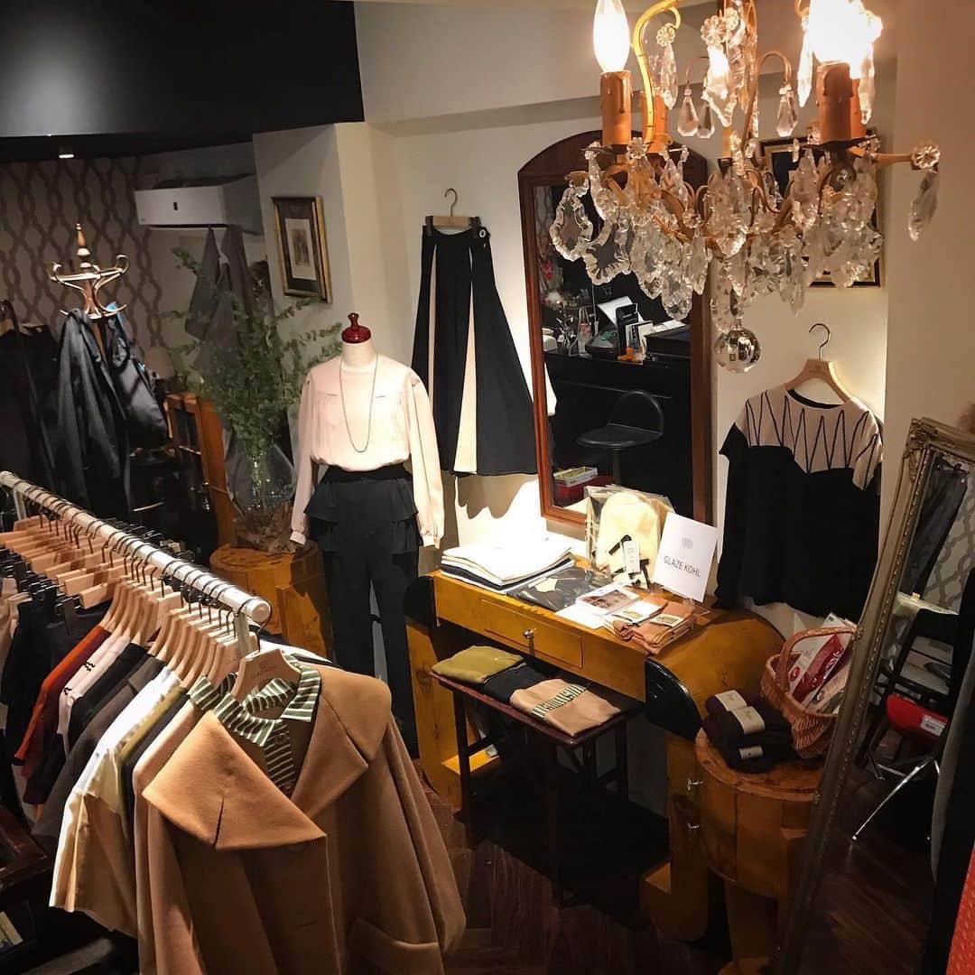 NUTTY Vintage&Collectibleのインスタグラム：「【EVENT INFORMATION】 本日15日より開催の神戸の異人館へ向かう北野坂から少し入った老舗アンィークジュエリーのお店 @decoupage_kobe ショップイベント「冬のおでかけ展」にてNUTTYで取扱うブランド @glazekohl を出店しております。選りすぐりのアンティークジュエリーとGKが出会うこの機会を是非お楽しみください。  ご来場の際はマスクの着用と手消毒のご協力をお願い致します。   @decoupage_kobe  1月15日24日（日）のショップイベント「冬のおでかけ展」。金沢のクチュリエ Marie de riri @mariederiri さんのお洋服や小物、大阪のNUTTYで取扱うブランド @glazekohl のお洋服、 @co_shop さんのスペシャルで大きなベツレヘムパールのネックレス、デコパージュオリジナル @roseelunaire のエトワールの受注会もあり  ------------------------------------  店内イベント 1月15日から24日まで 「冬のおでかけ展」Marie de riri , glaze kohl, co-, Rosée Lunaire（期間中は水木定休日）  ------------------------------------  #神戸デコパージュ　#ロゼリュネール　#月の露　#デコパージュオリジナルジュエリー　 #antique #アンティーク #ヴィンテージ #vintage #アンティークジュエリー  #ヴィンテージジュエリー #神戸　　#ケシパール　#真珠　#ローズカットダイヤモンド　#rosecutdiamond　　#ローズカットダイヤモンドリング 　#マリエドリリ　#mariederiri #nutty #glazekohl #ベツレヘムパールネール　#月の露　#デコパージュオリジナルジュエリー　 #antique #アンティーク #ヴィンテージ #vintage #アンティークジュエリー  #ヴィンテージジュエリー #神戸　　#ケシパール　#真珠　#ローズカットダイヤモンド　#rosecutdiamond　　#ローズカットダイヤモンドリング 　#マリエドリリ　#mariederiri #nutty #glazekohl #ベツレヘムパール」