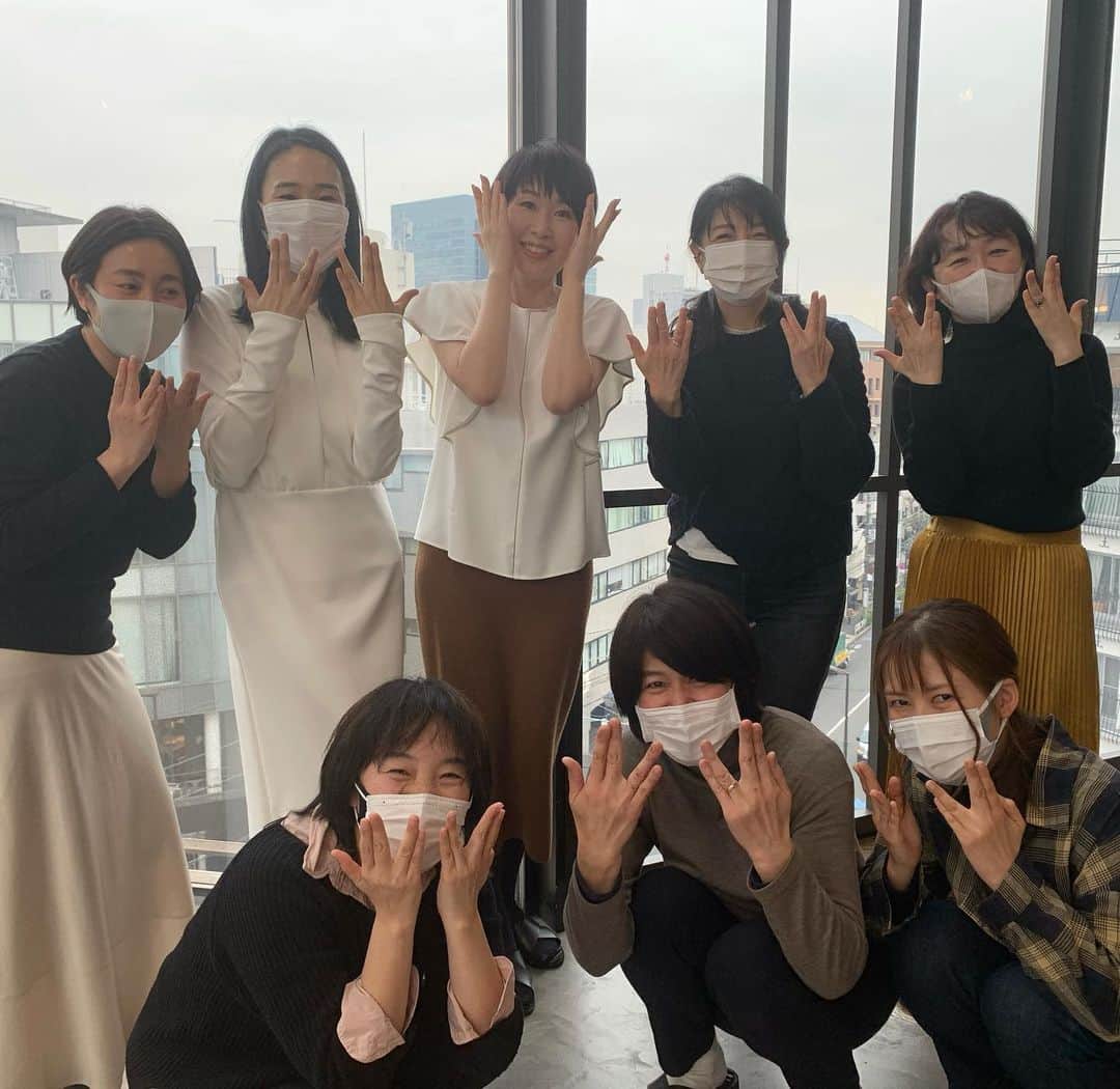 小林ひろ美のインスタグラム：「本日の撮影✨ このポーズは確か長寿と健康を意味するらしいのですが、私だけうまく出来なかった😅 なので顔に近づけて誤魔化してみましたw」