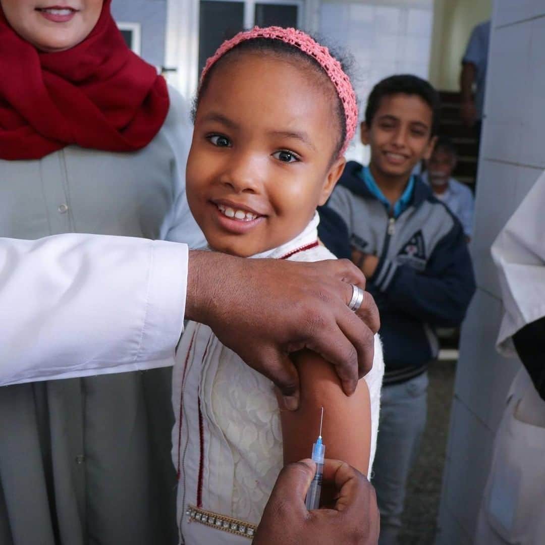unicefさんのインスタグラム写真 - (unicefInstagram)「A toolbox of safe and effective vaccines has wiped small-pox from the face of the planet, prevented generations of people from being paralyzed from polio, and saved the lives of more than 23 million children from measles since 2000. ⠀ ⠀ As COVID-19 vaccines become available, at first to those at high risk and health workers, they will serve as one more vital tool in building a healthier world for us all. © UNICEF/UN0284421/Fadhel © UNICEF/UN0339995/Frank Dejongh © UNICEF/UN0373289/Vera」1月15日 14時16分 - unicef