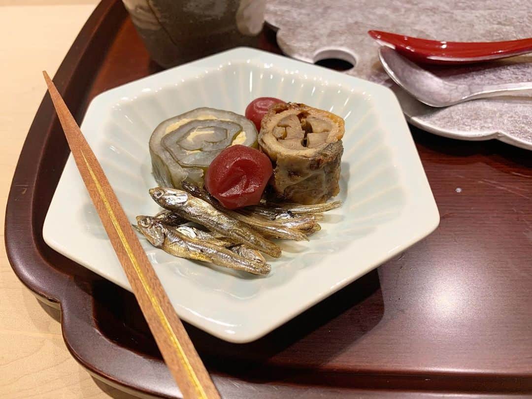 原田麻子さんのインスタグラム写真 - (原田麻子Instagram)「金柑  今年はこちらで金柑がいただける！トップの金柑甘露煮がデカくて驚く。 うまみじゅわ〜うまぁあ 金柑も従来より生金柑の割合を増やしたシロップ。たしかに濃厚だなーって思ったけどこのサイズ感、甘味割烹という特徴を生かすからこそできることをと仰っていました  カウンターは緊張するけど その日によって色々なお口直しも出してくださる。 この日はたまたま本家のくろぎのお節を少し頂けました！ぜいたく！笑  桜の塩漬けの塩味でいただく桜茶も美味しかったです  またいくぞー  #かき氷#かき氷🍧#おやつ#ごはん#sweets#shaveice」1月15日 14時20分 - achakoko